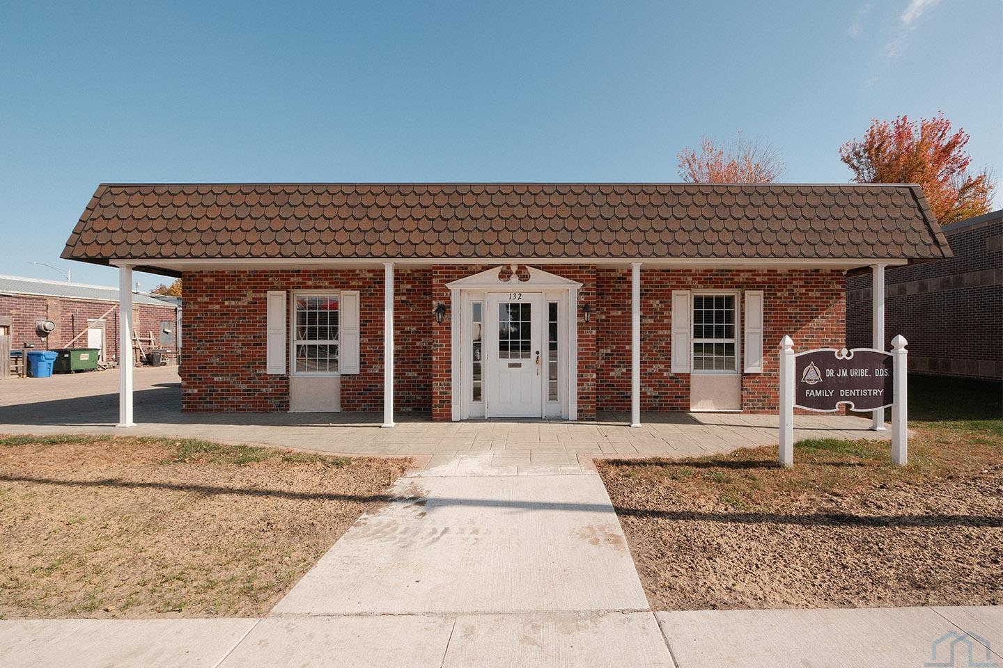 132 N Main Ave, Sioux Center, IA 51250 