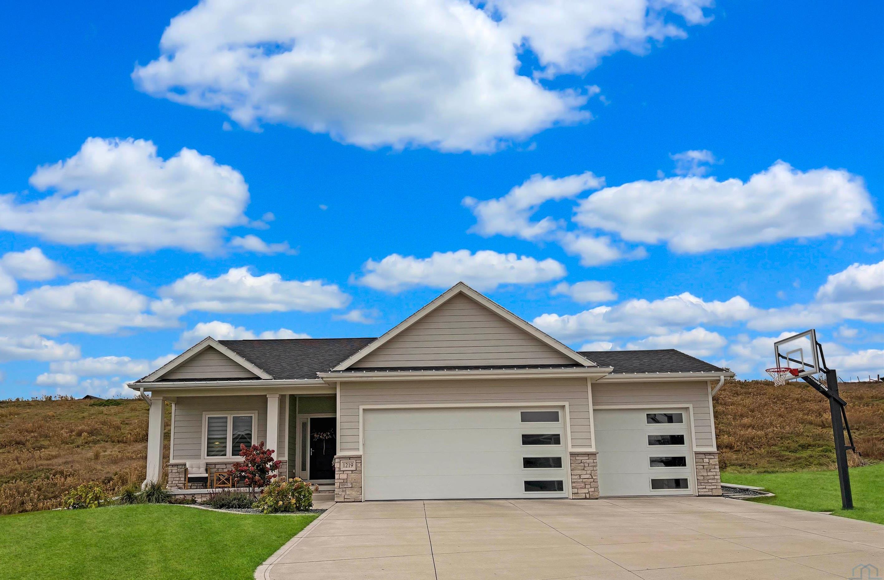 1219 Blackhawk Ct, Hinton, IA 51024 