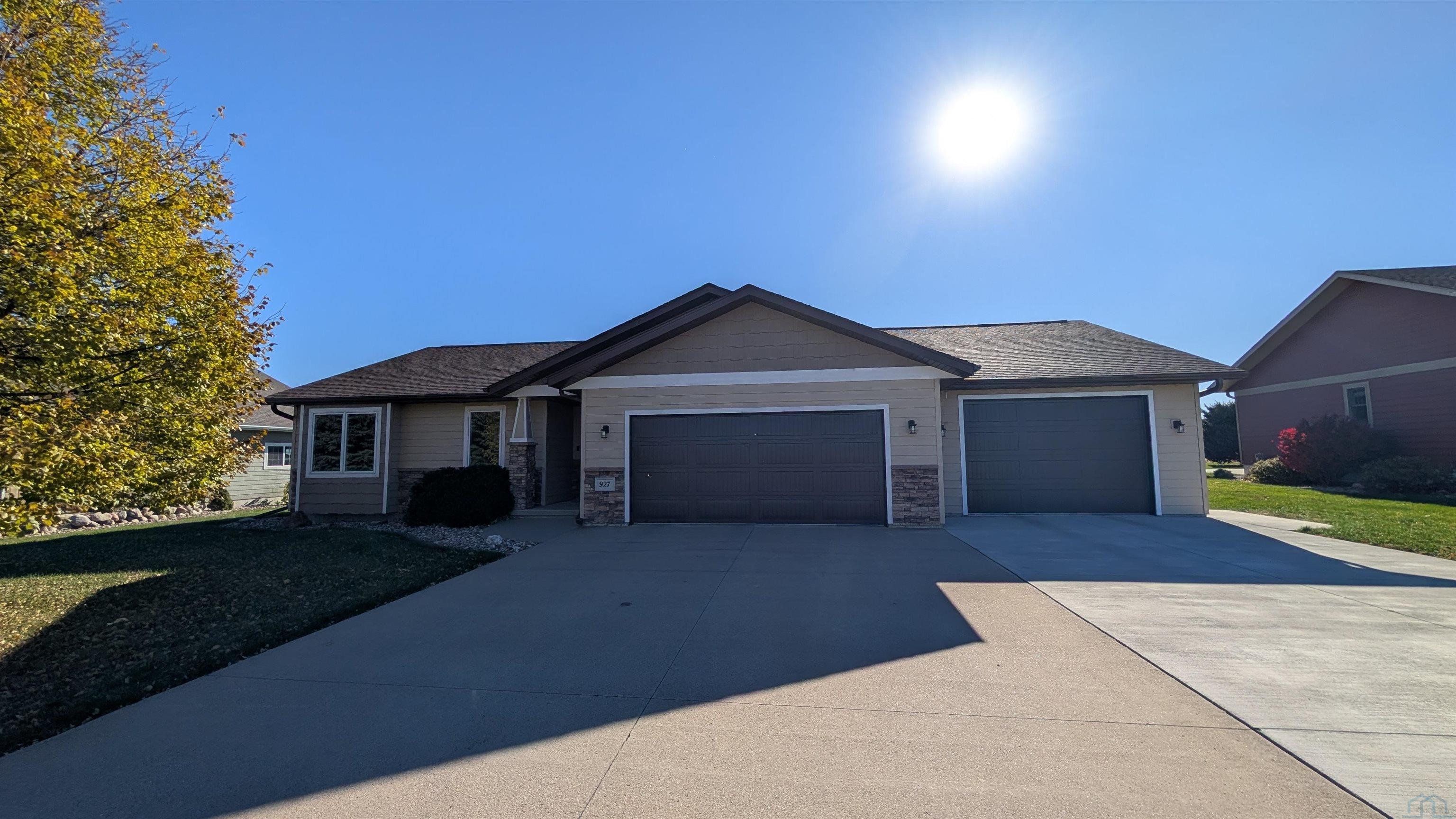 927 16TH ST SE, Sioux Center, IA 51250 