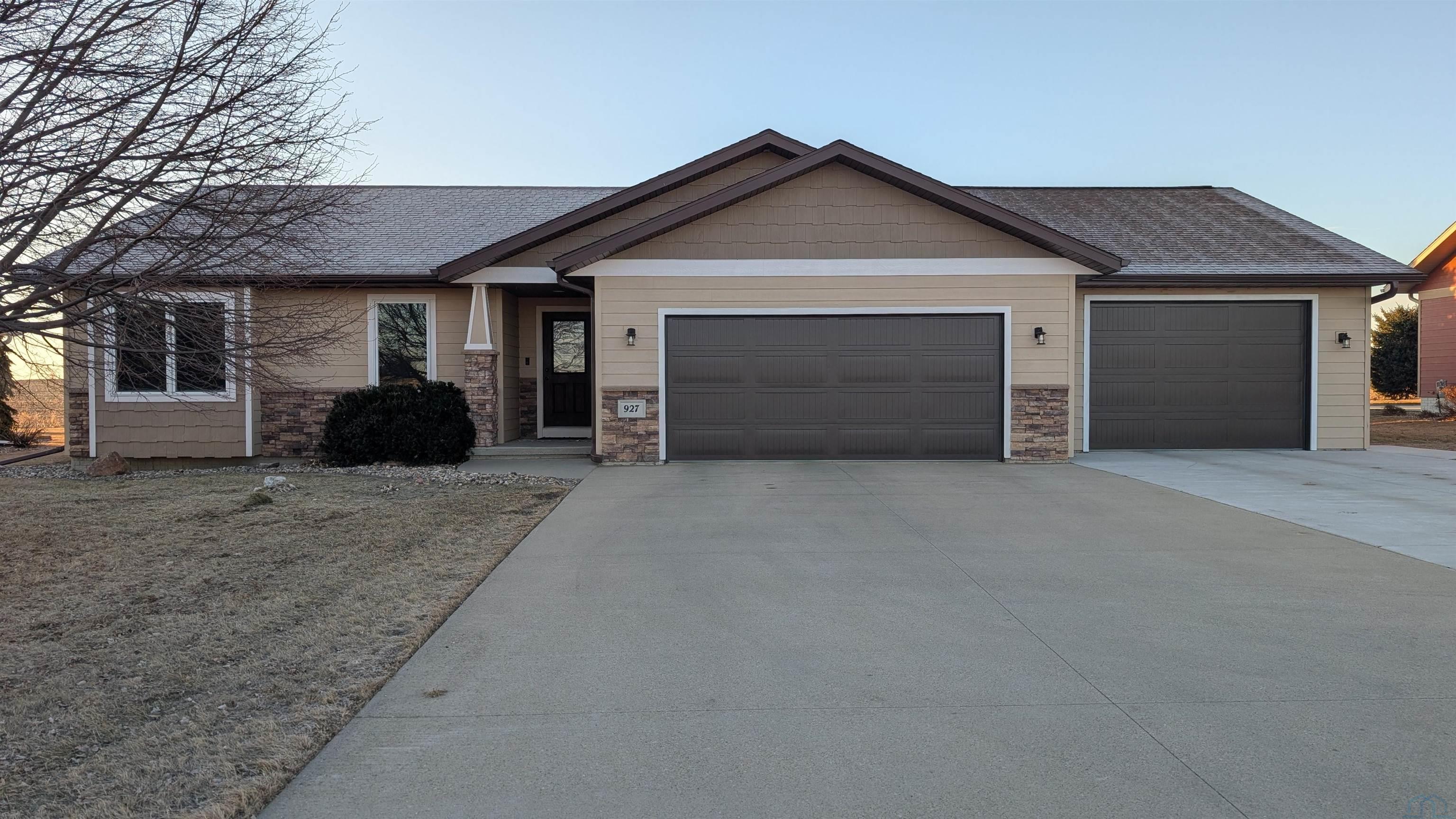 927 16TH ST SE, Sioux Center, IA 51250 