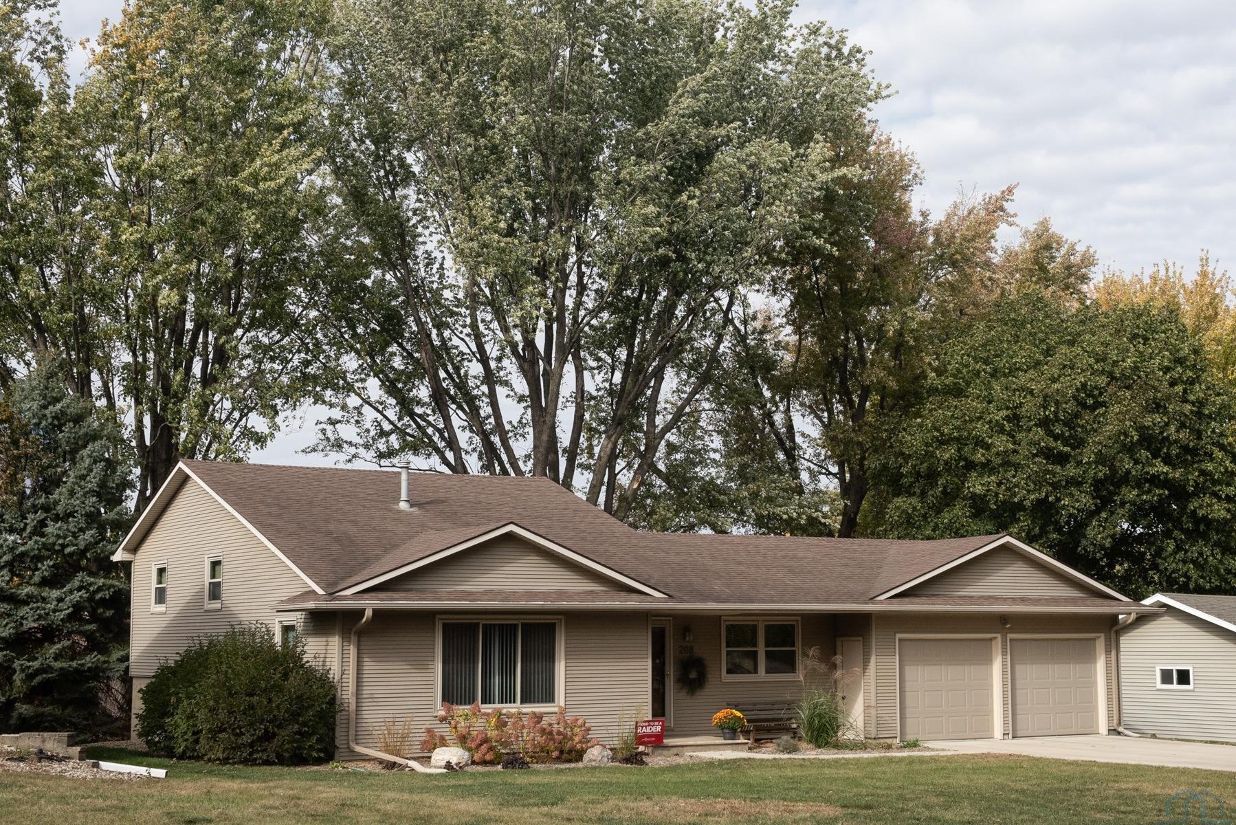 208 IOWA AVE NW, Orange City, IA 51041 