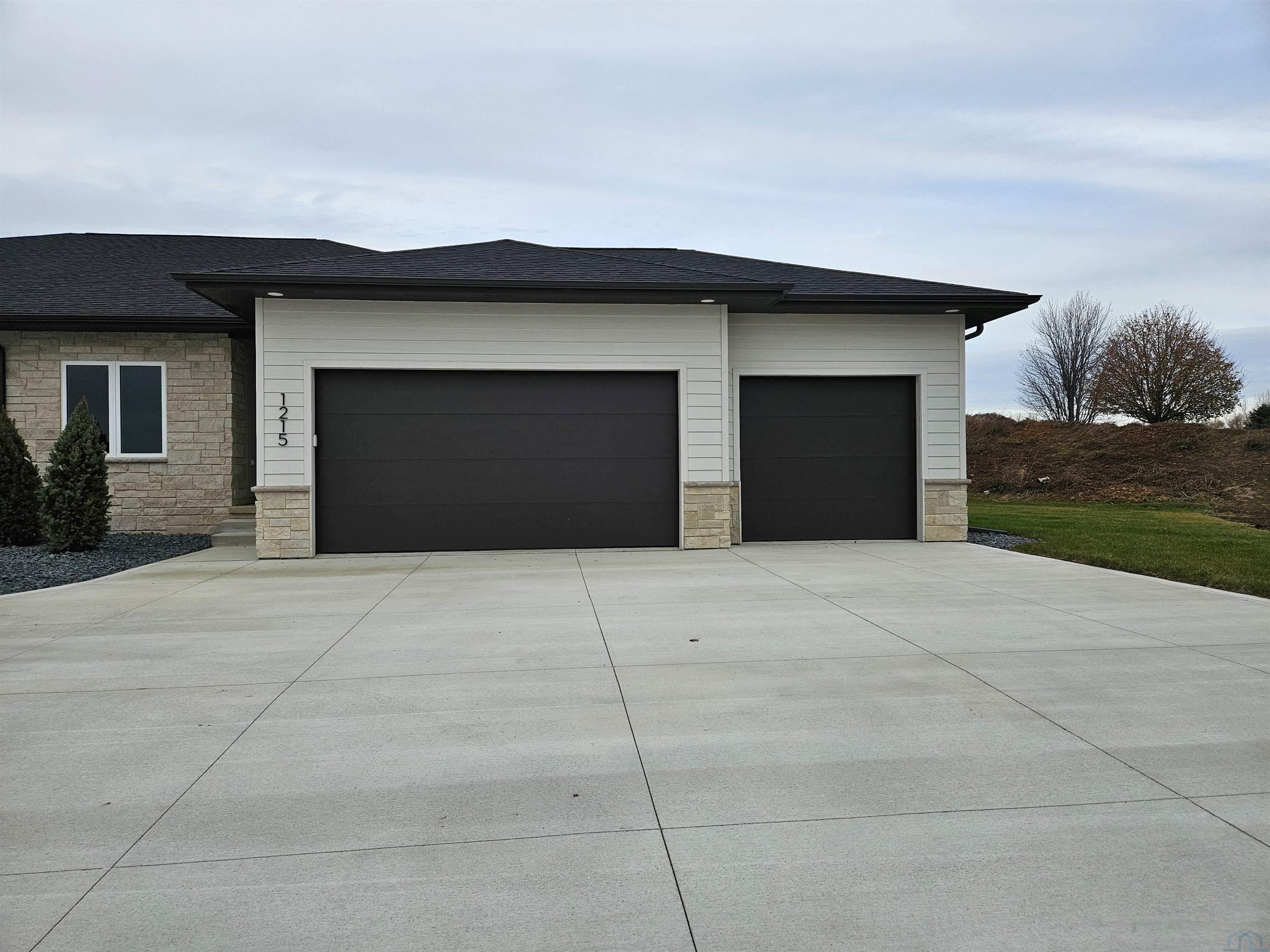 1215 Blackhawk Court, Hinton, IA 51024 