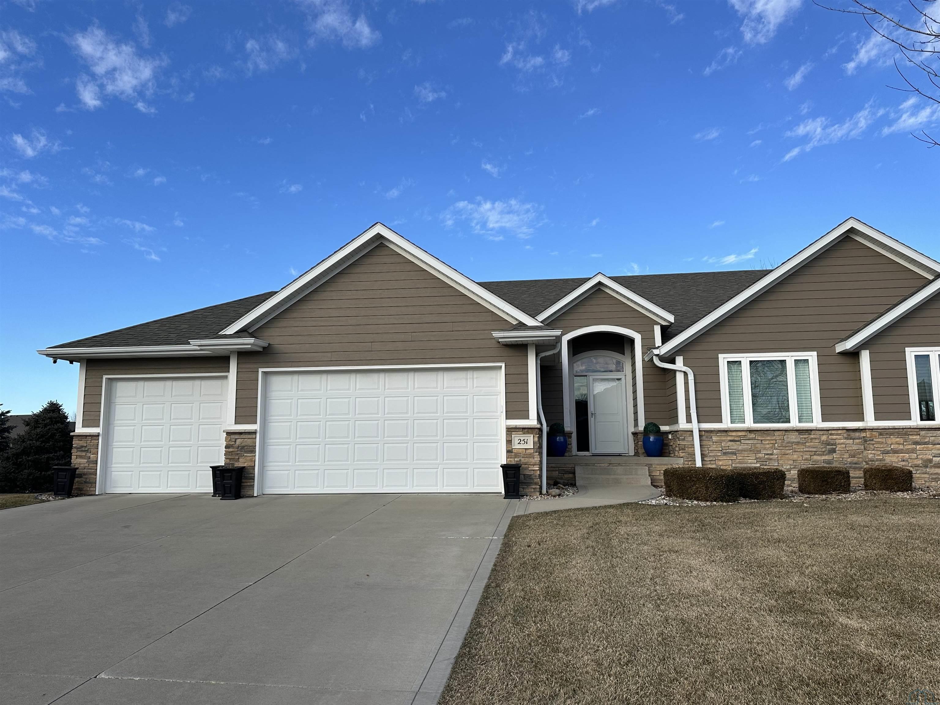 251 LaCosta Lane, Dakota Dunes, SD 57049 