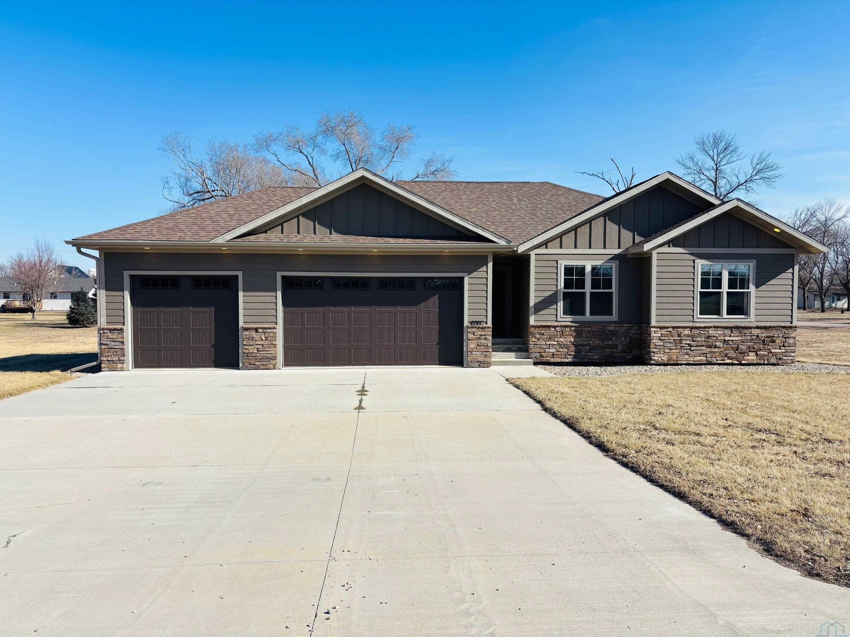 2500 AVENUE B, Hawarden, IA 51023 