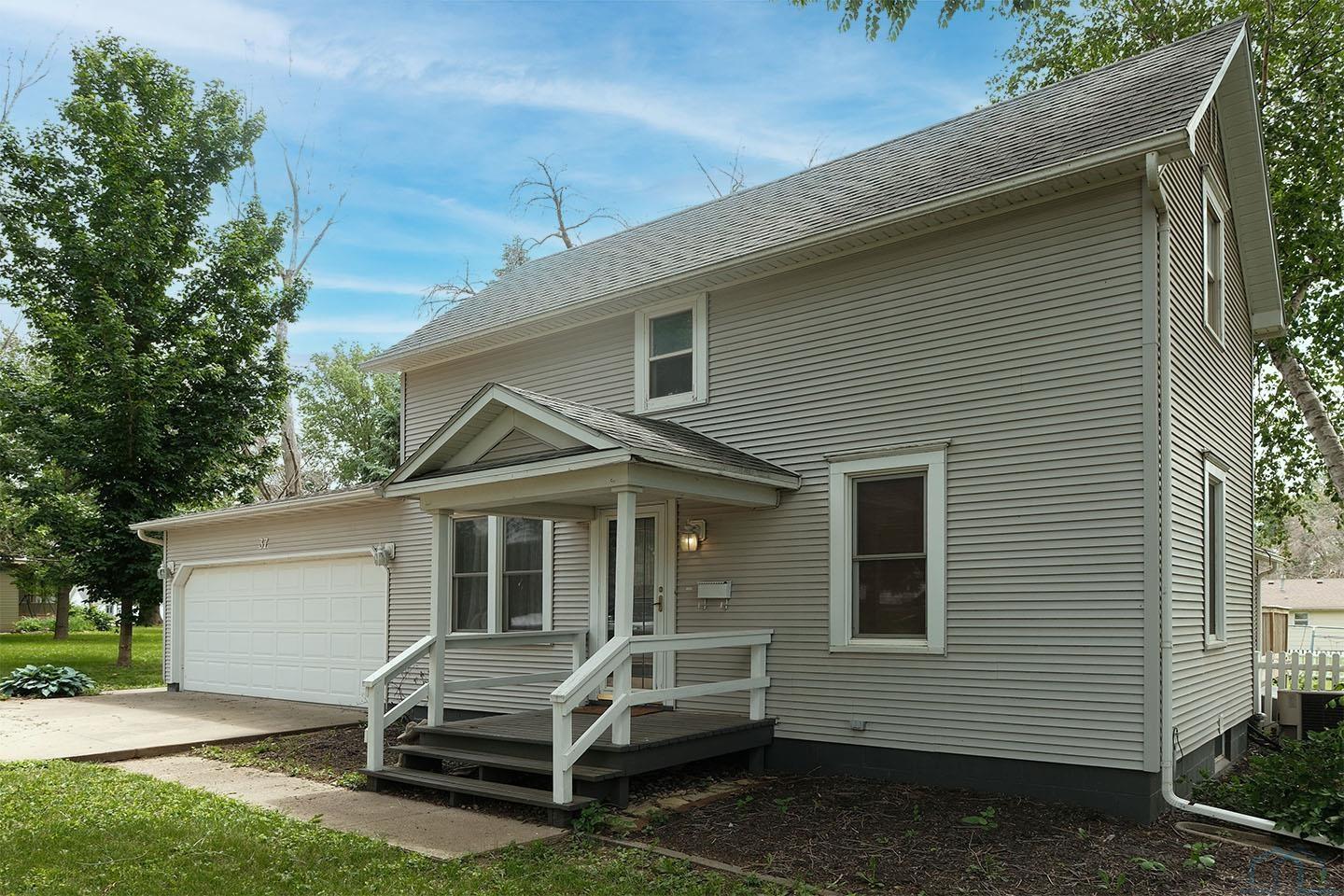 37 9th Street SW, Sioux Center, IA 51250 