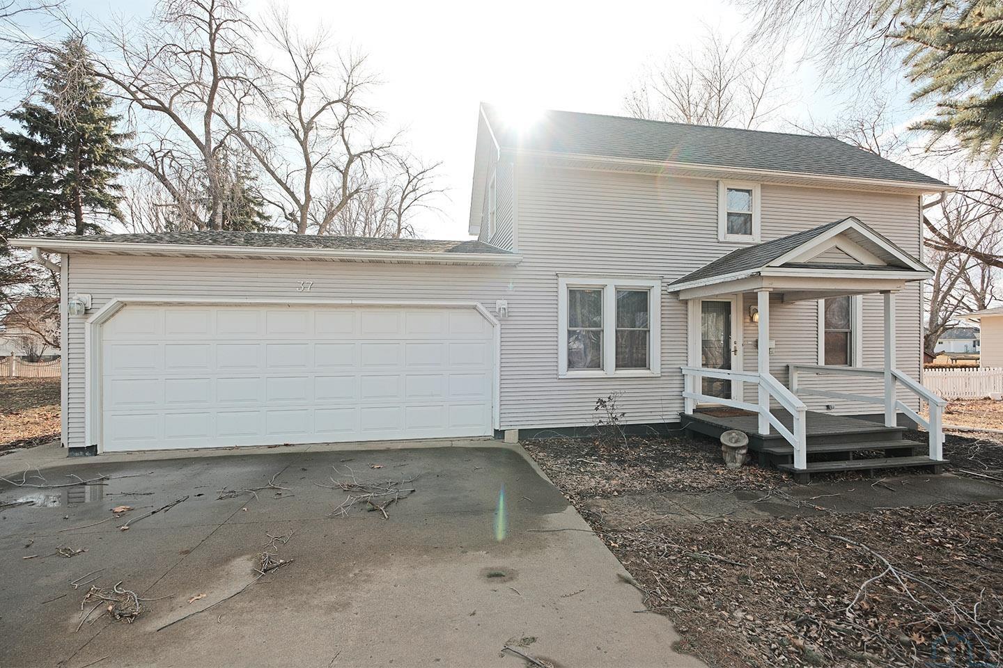 37 9th Street SW, Sioux Center, IA 51250 