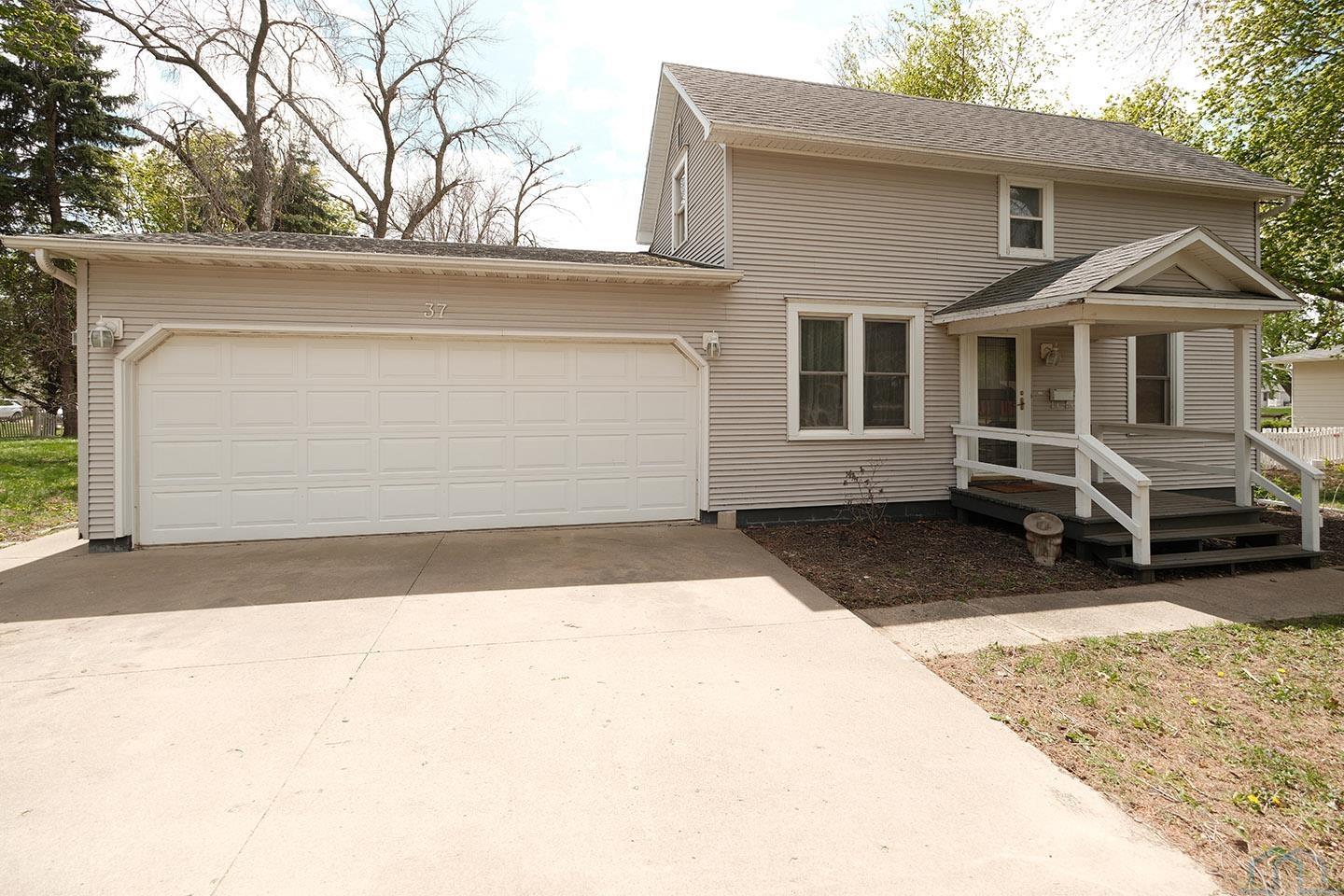 37 9th Street SW, Sioux Center, IA 51250 