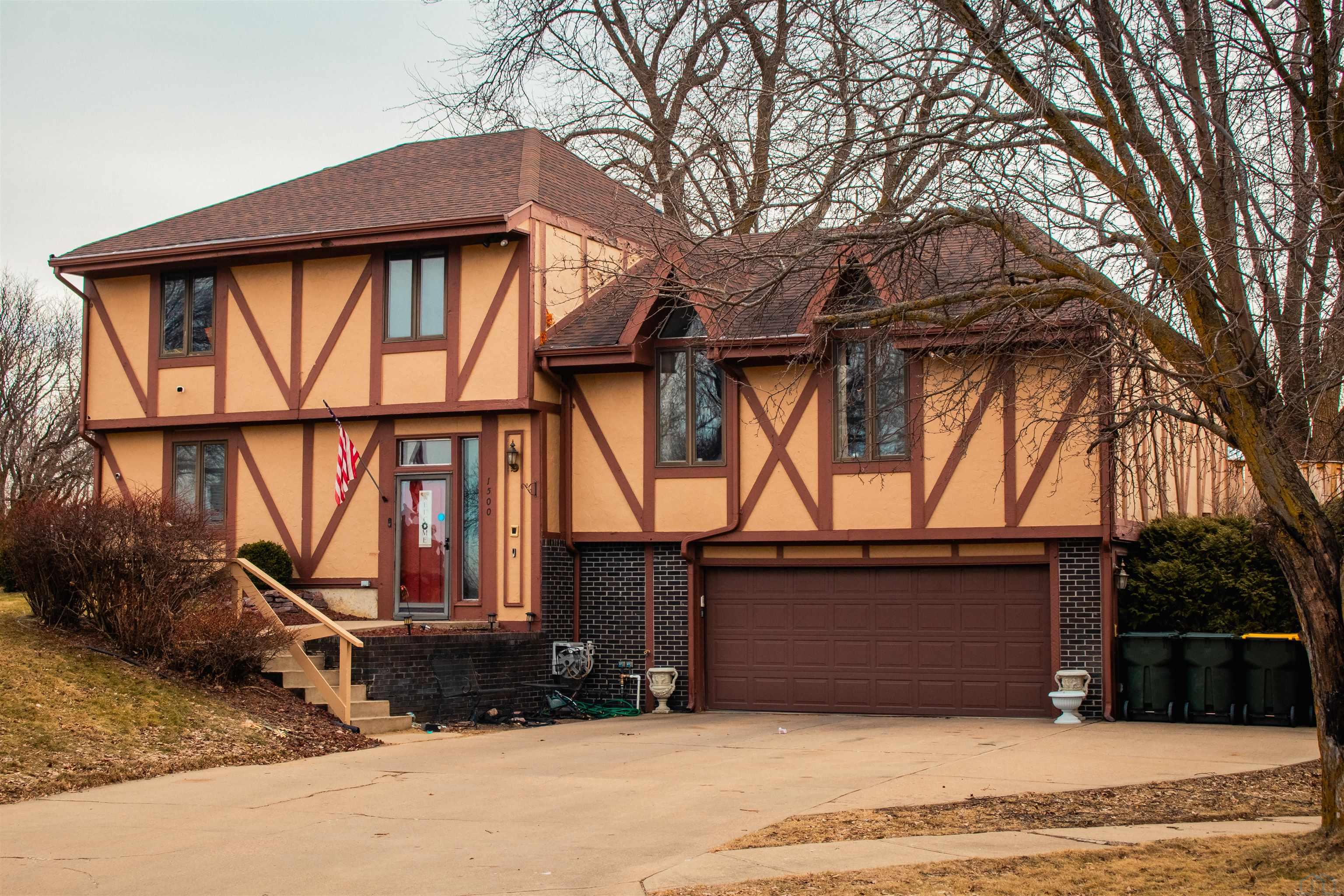 1500 Hiawatha, Sioux City, IA 51104 