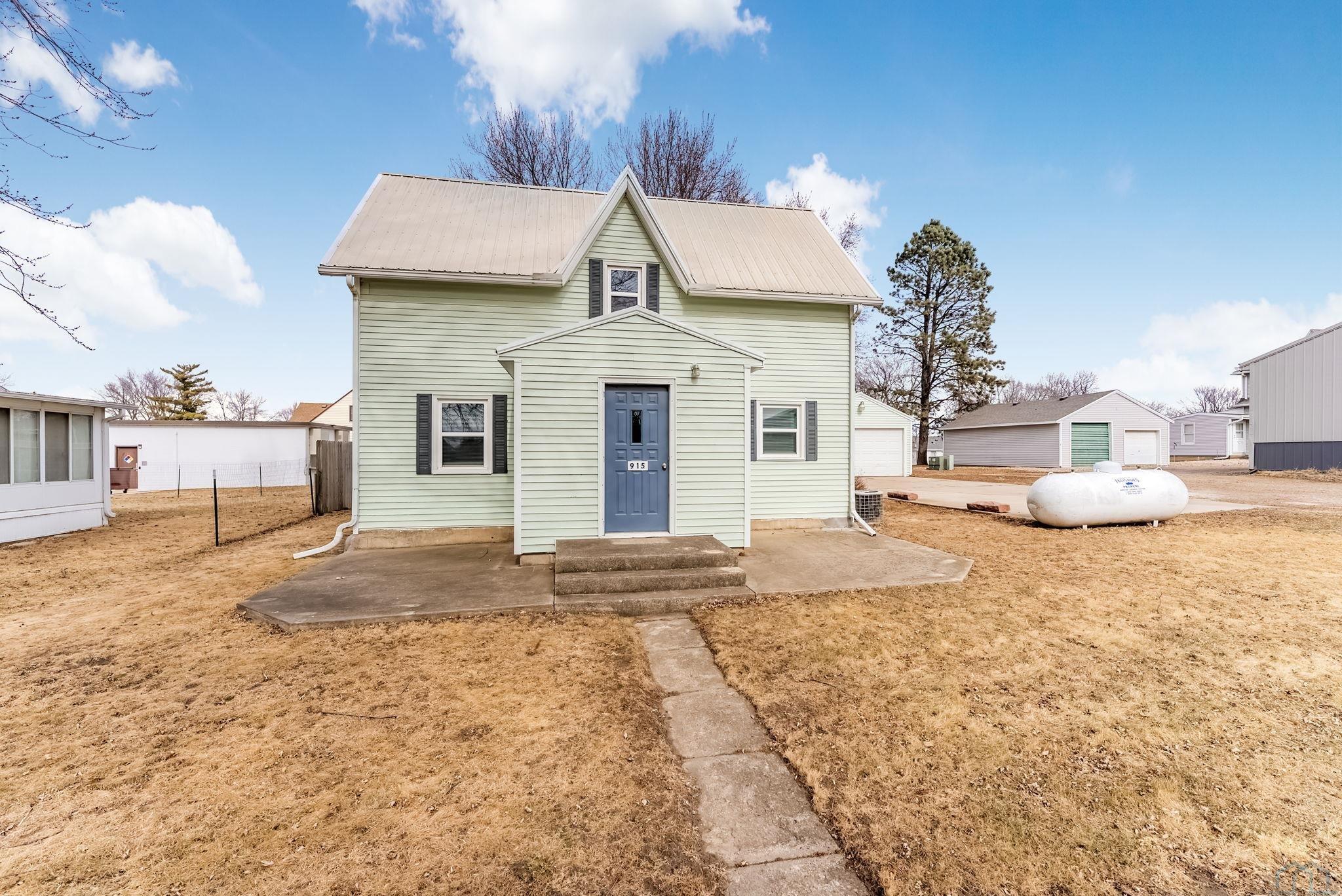 915 Fell St, Larchwood, IA 51241 