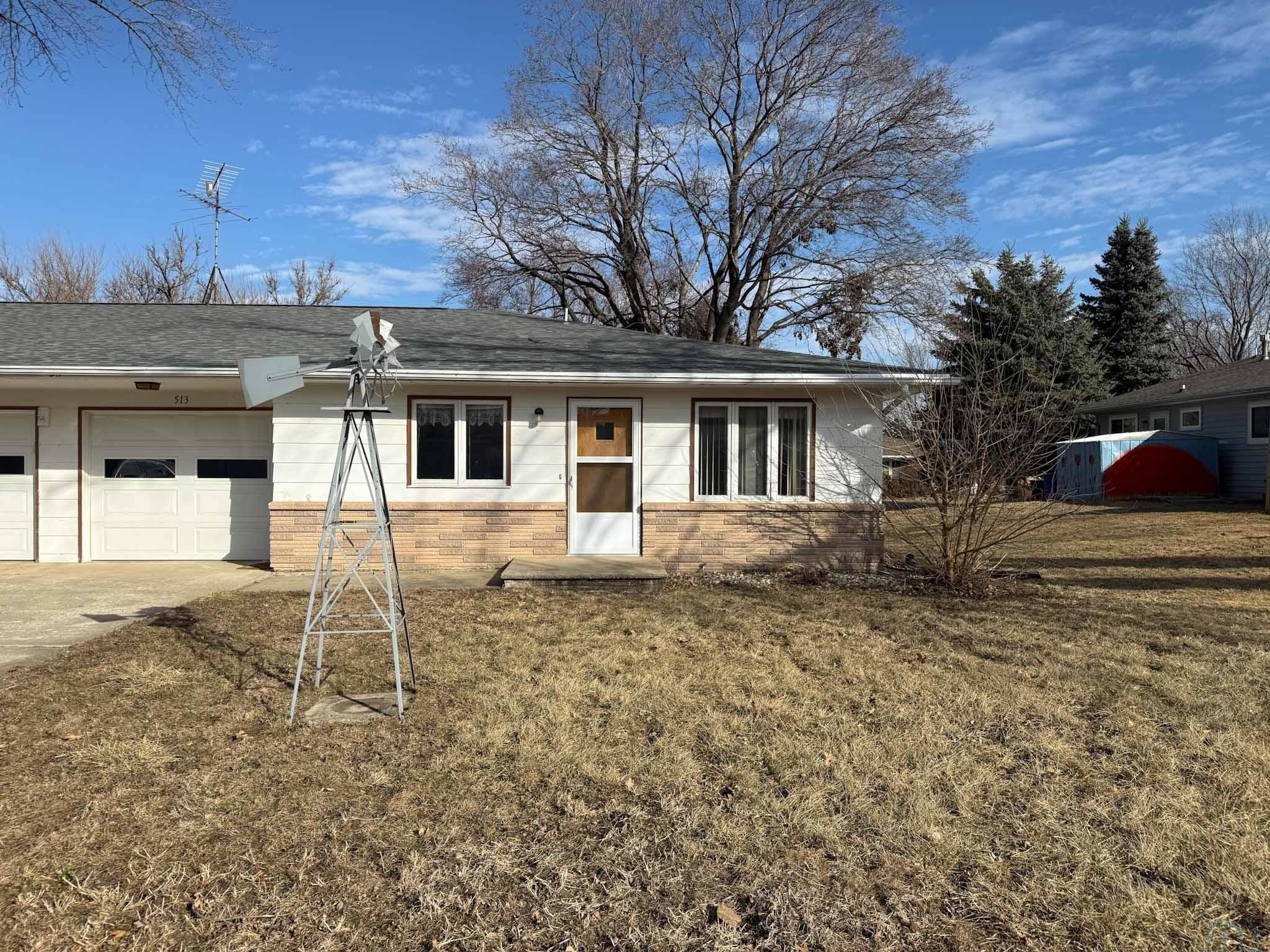 513 2nd St NW, Orange City, IA 51041 