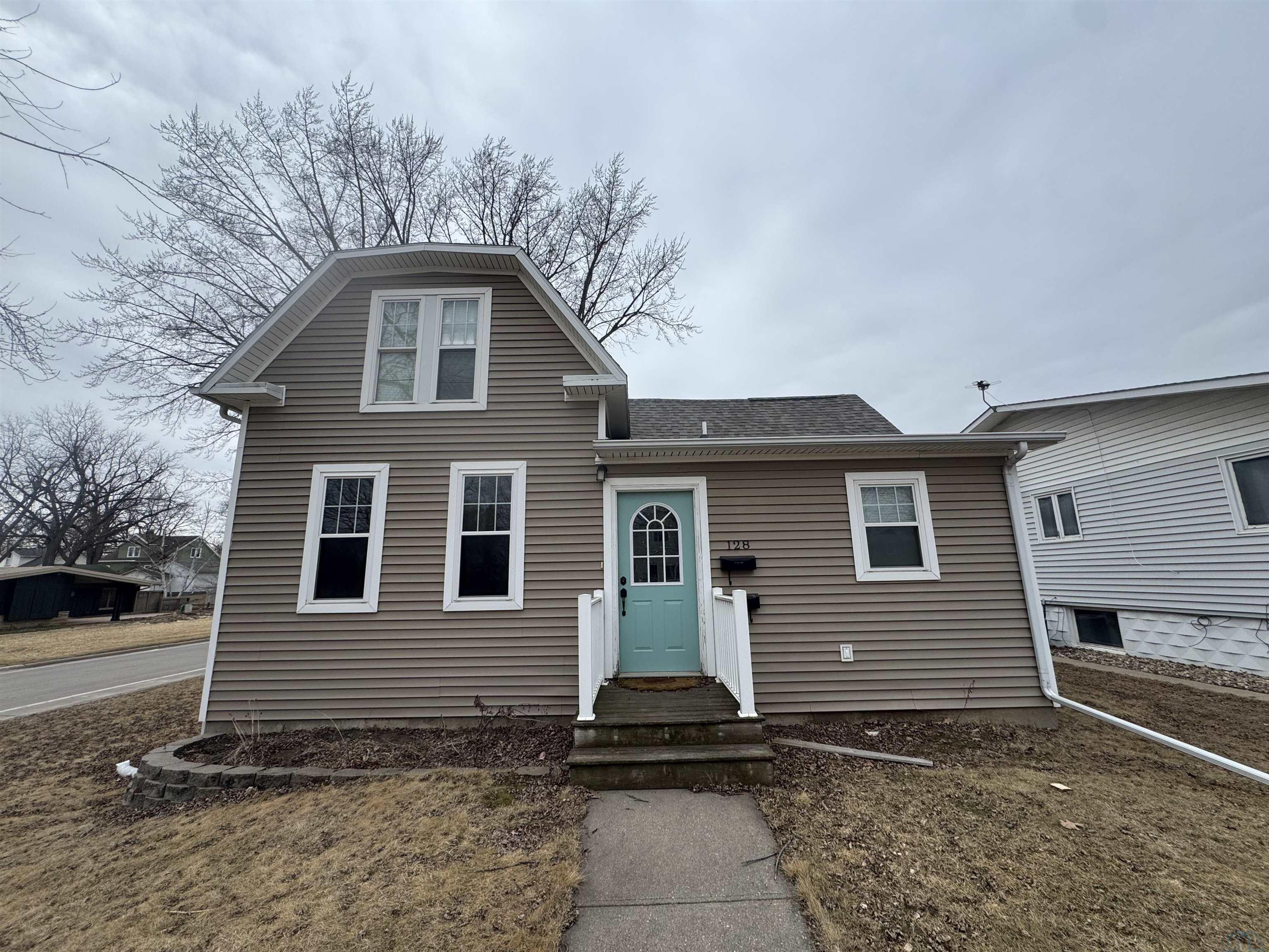 128 BOSTON AVE SE						  						 , Orange City						 , IA						  51041						  