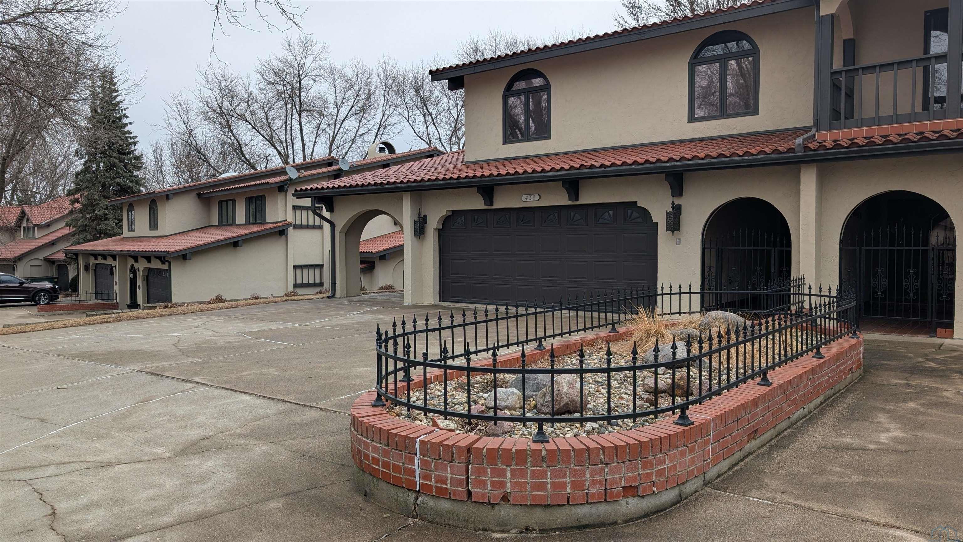 438 12TH AVENUE CIR NE #B, Sioux Center, IA 51250 