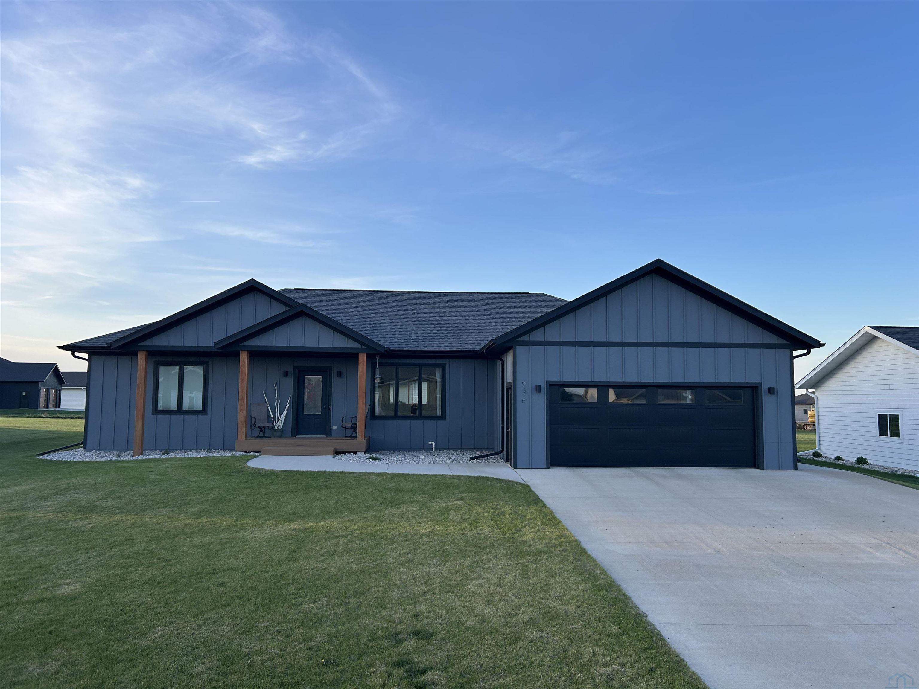 936 14th Street Circle NE, Sioux Center, IA 51250 