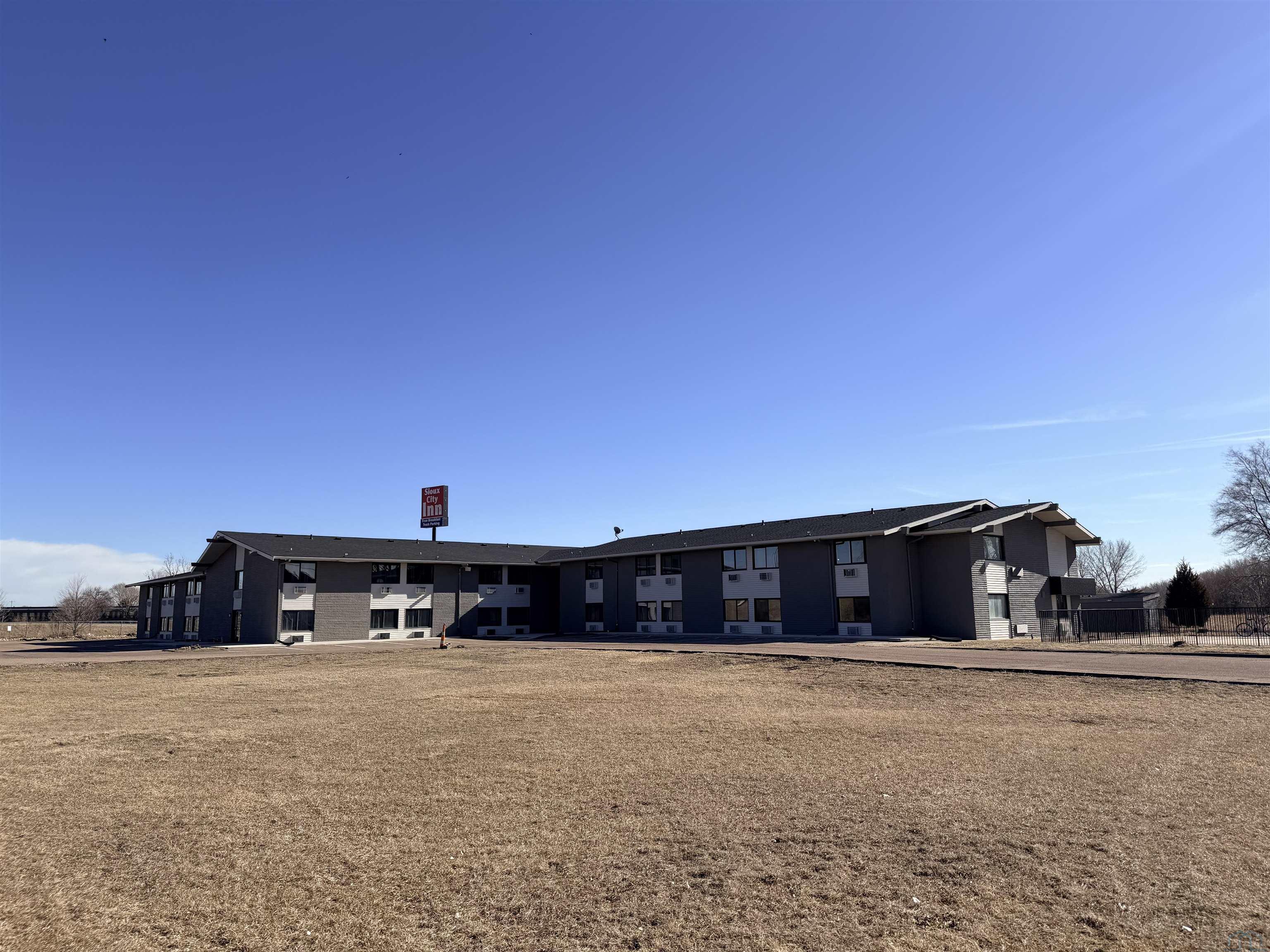 6166 HARBOR DR, Sioux City, IA 51111 