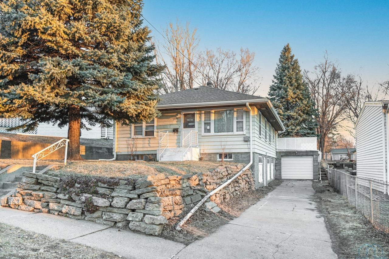 2215 6th Street W, Sioux City, IA 51103 