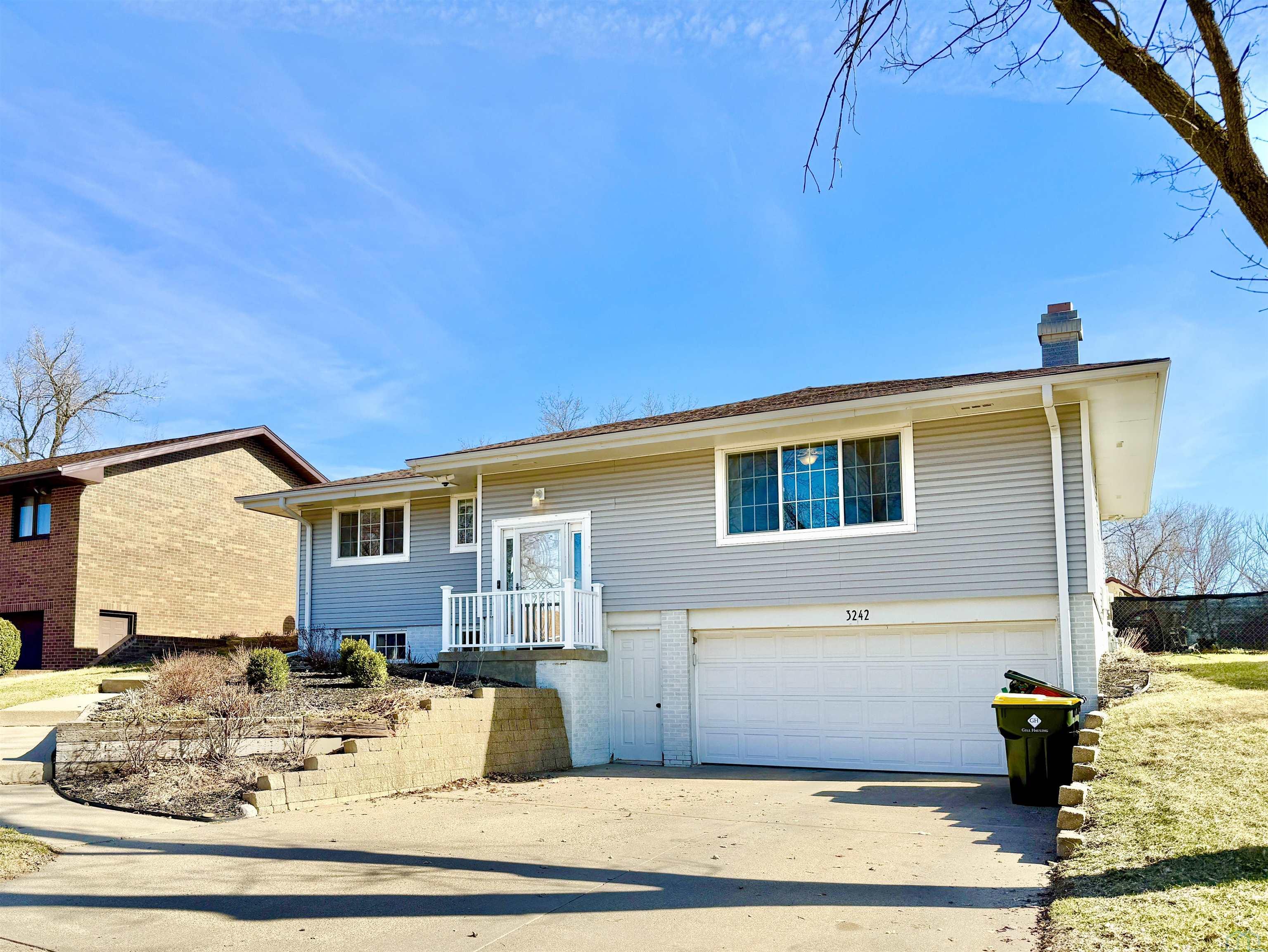 3242 CHEYENNE BLVD, Sioux City, IA 51104 