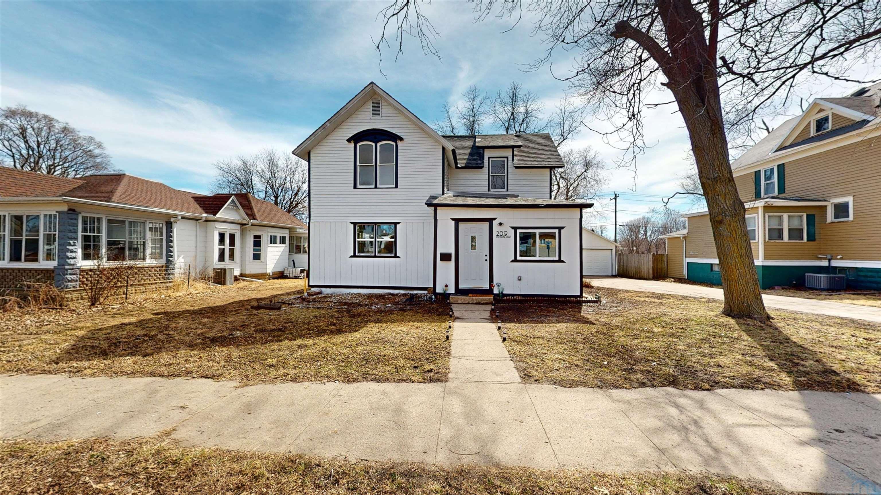 209 MAPLE ST E, Cherokee, IA 51012 