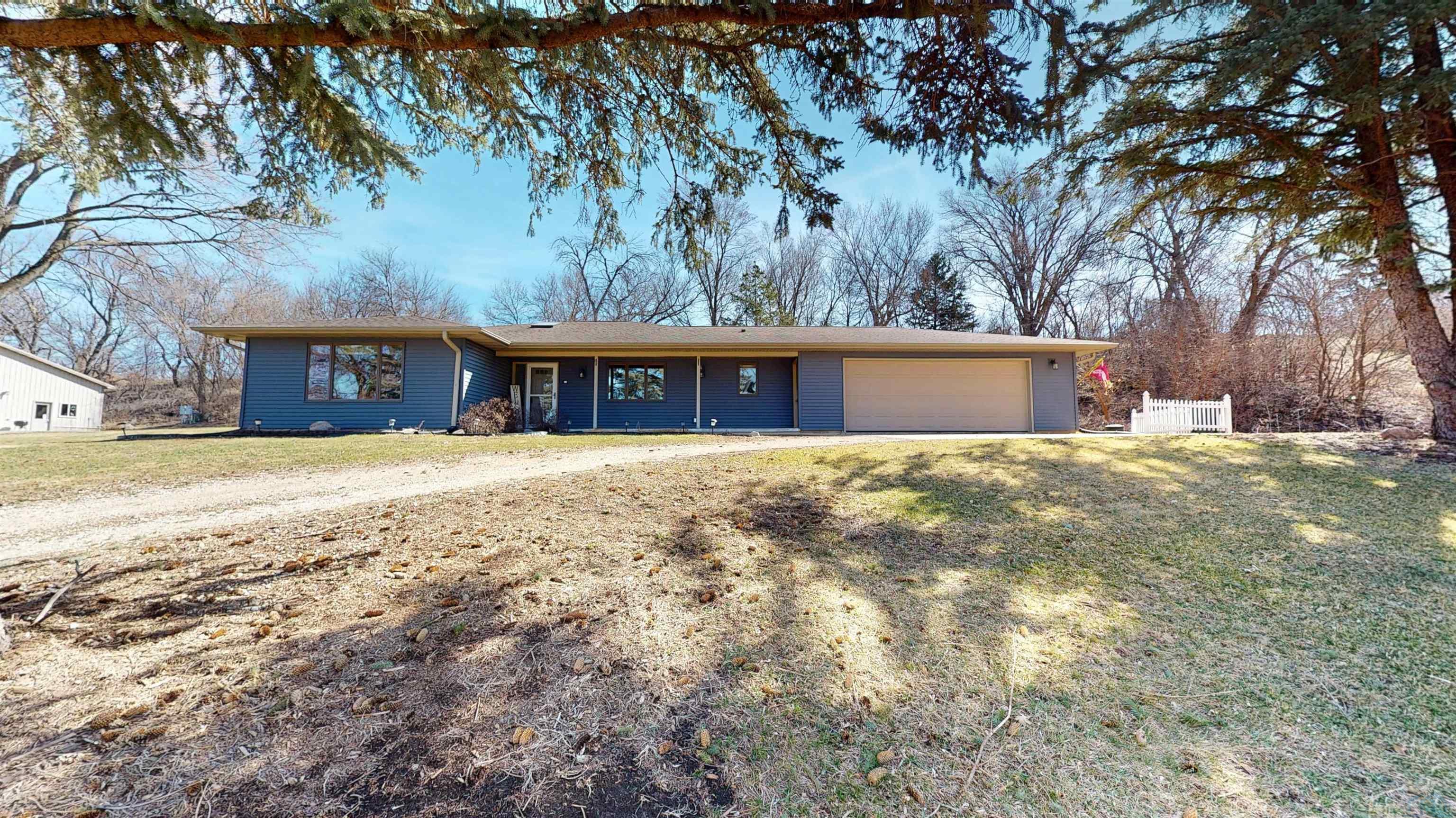 5223 CREST DR, Cherokee, IA 51012 