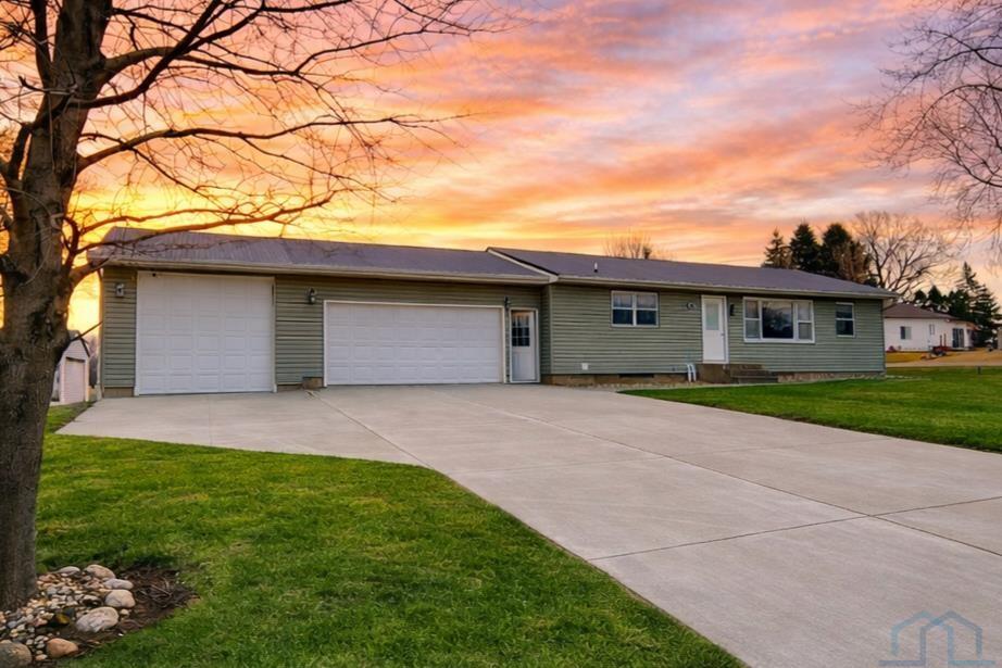 605 First St. N, Doon, IA 51235 