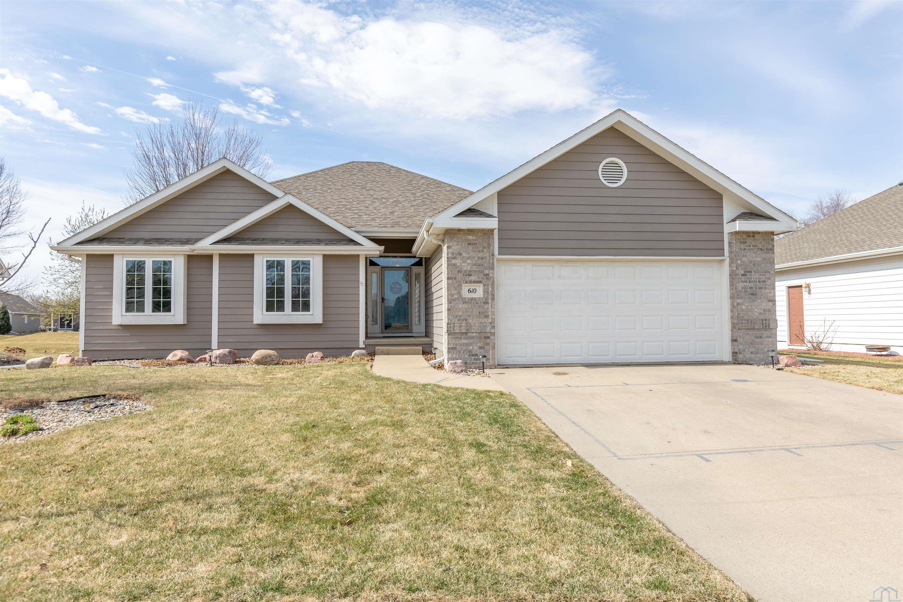 610 Prairie Blvd, Dakota Dunes, SD 57049 