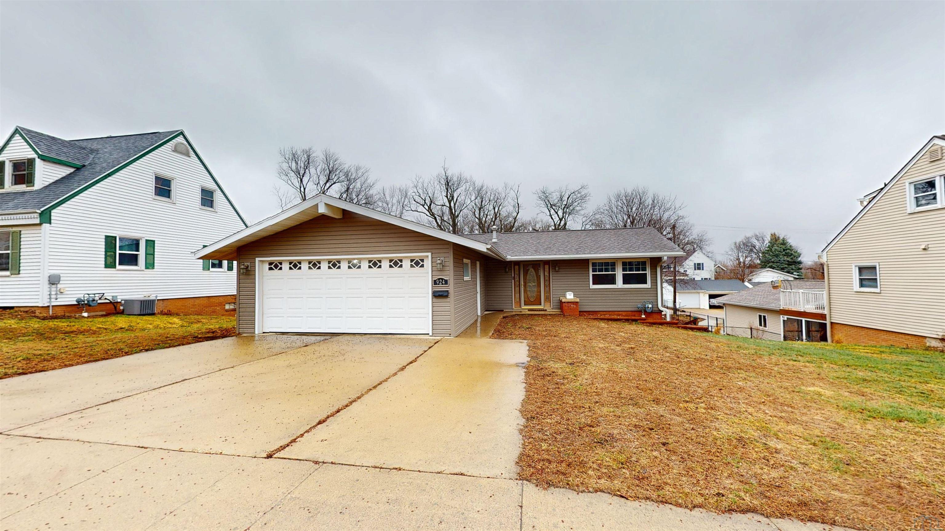 924 BLUFF ST W, Cherokee, IA 51012 