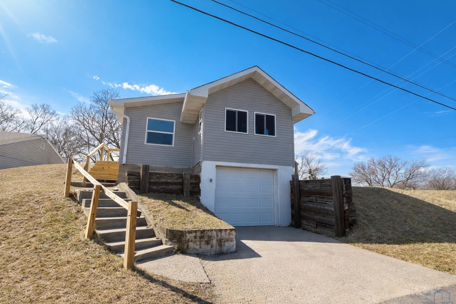 1920 14 W, Sioux City, IA 51103 