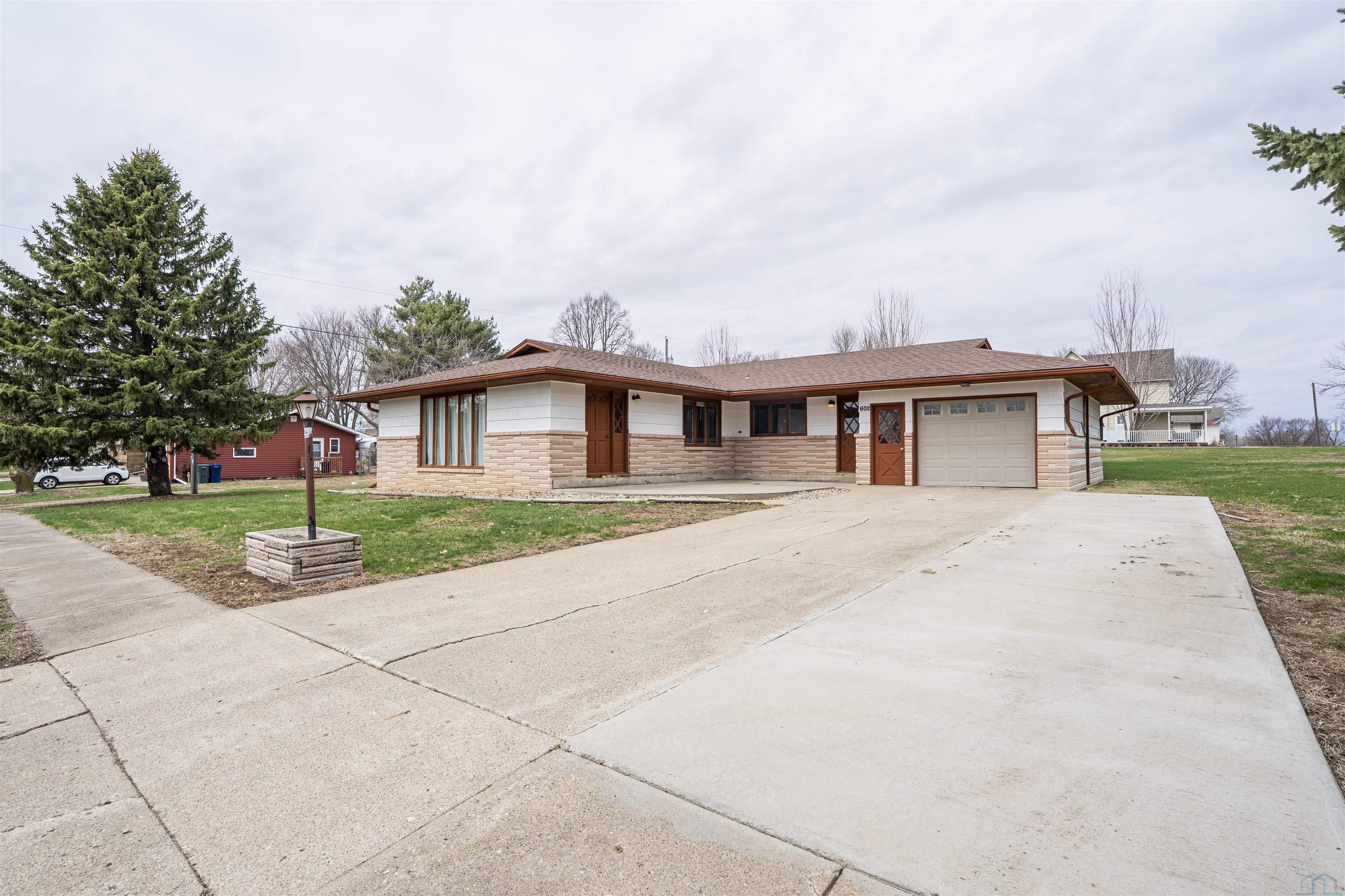 602 6th St						  						 , Ireton						 , IA						  51027						  