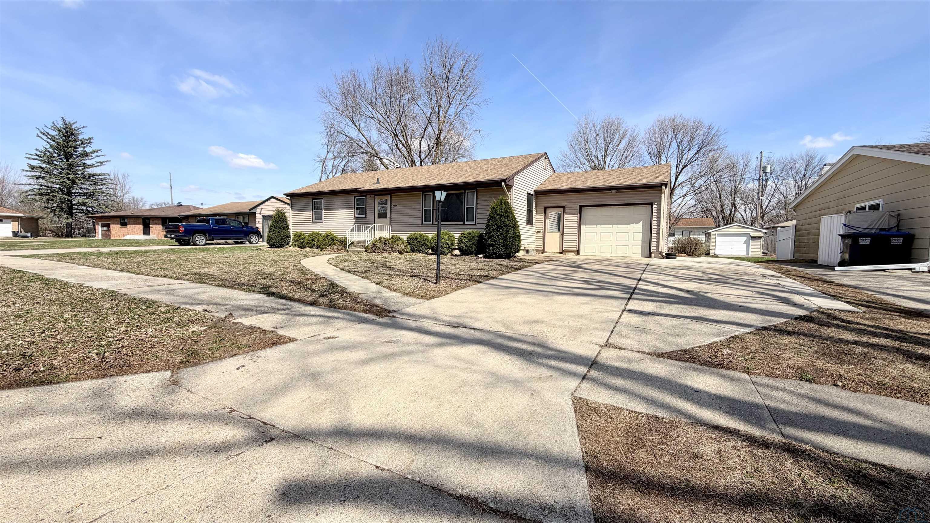 915 PLEASANTVIEW DR, Storm Lake, IA 50588 