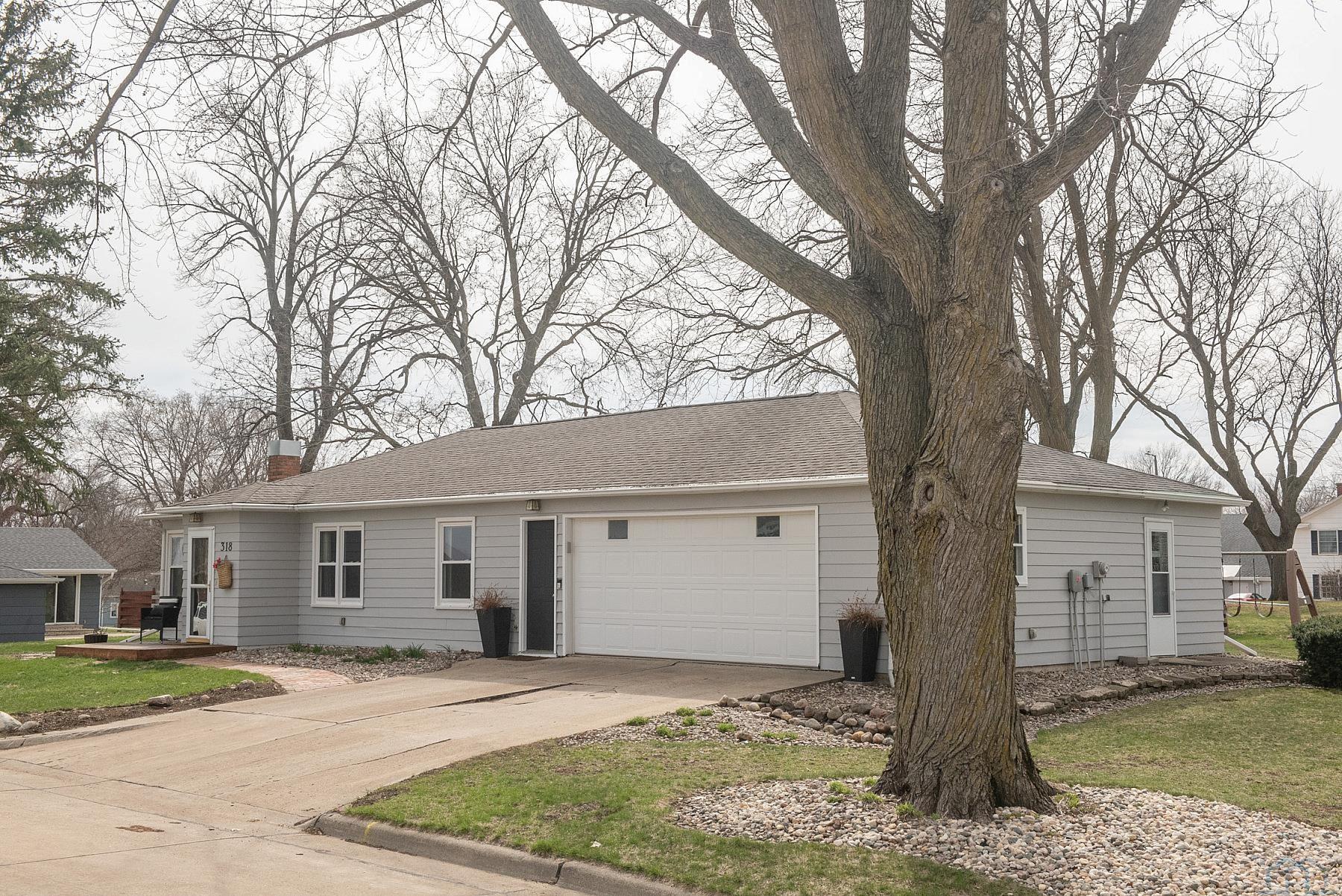 318 FRANKFORT AVE NE, Orange City, IA 51041 