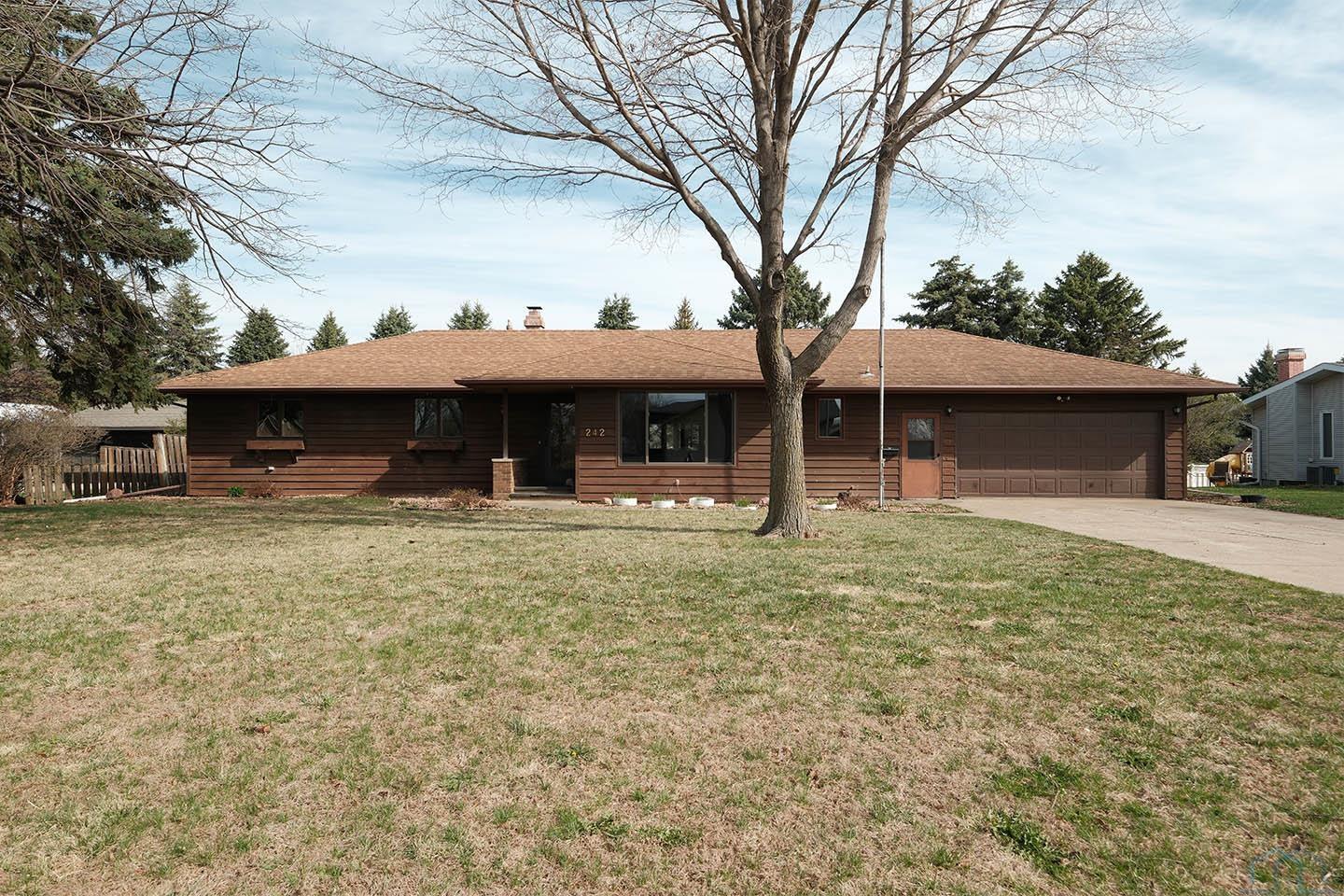 242 12th Street SE, Sioux Center, IA 51250 