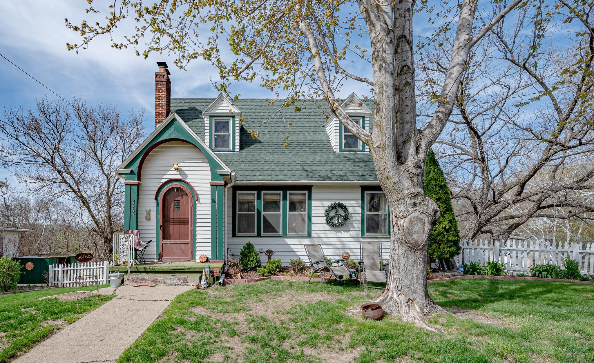 433 33rd St., Sioux City, IA 51104 