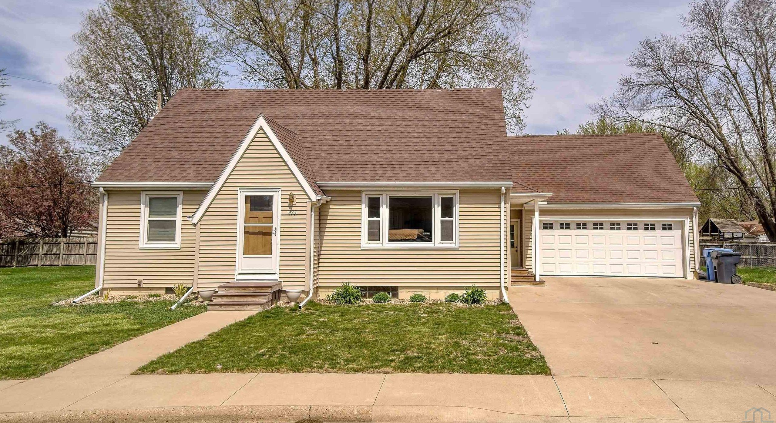 435 LYNN DR N, LeMars, IA 51031 