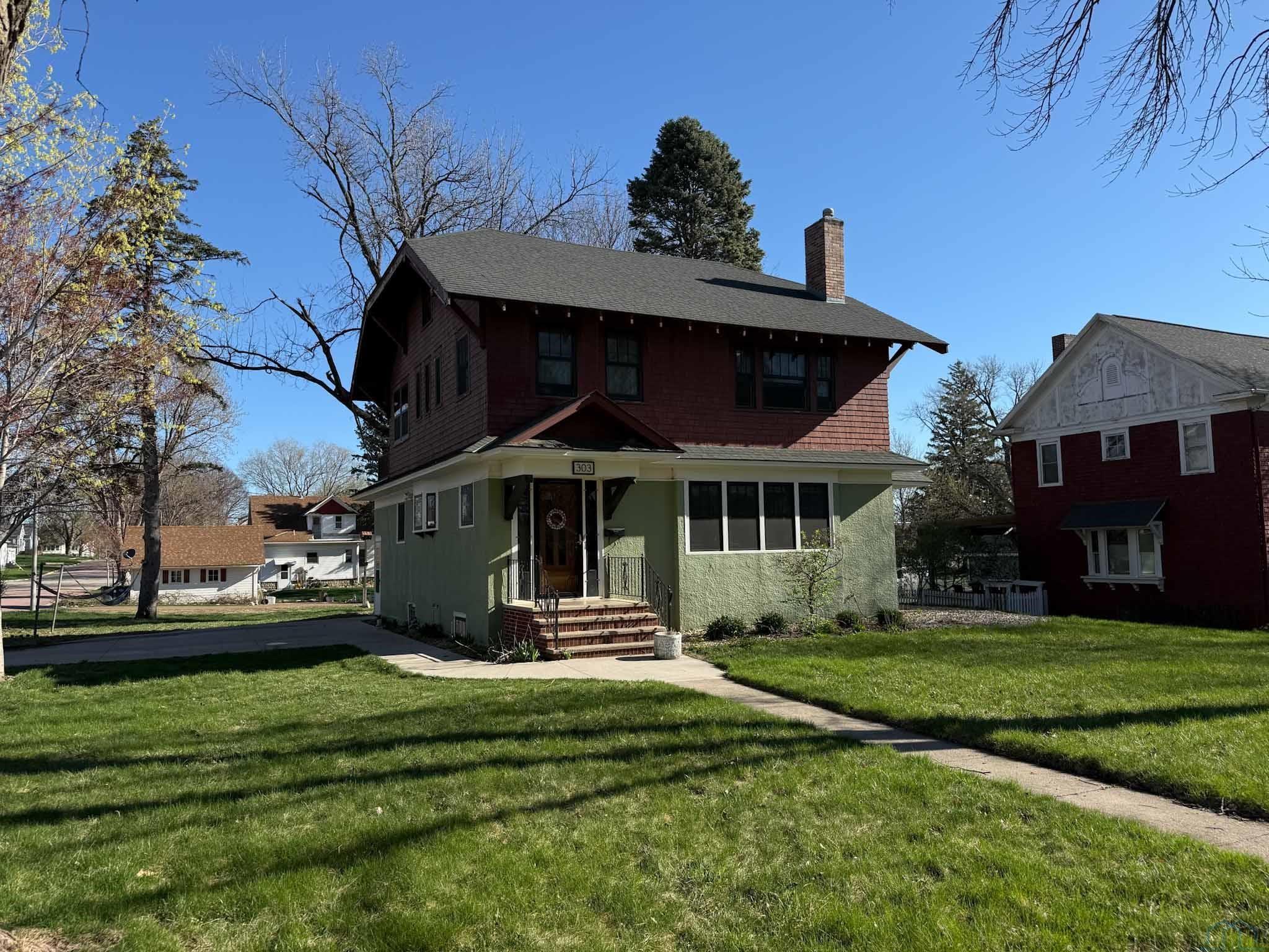 303 1st St NE, Orange City, IA 51041 