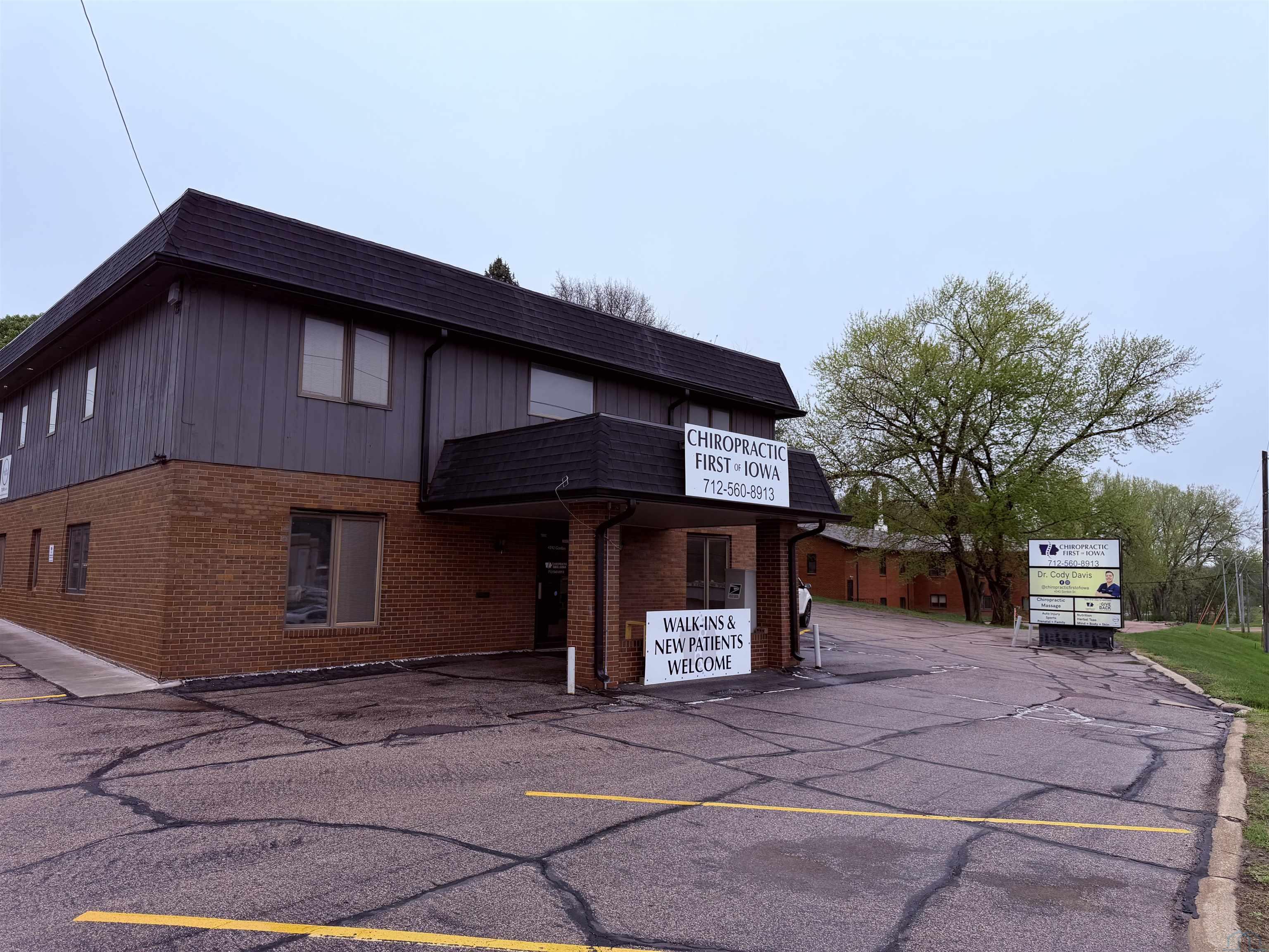 4242 GORDON DR, Sioux City, IA 51106 