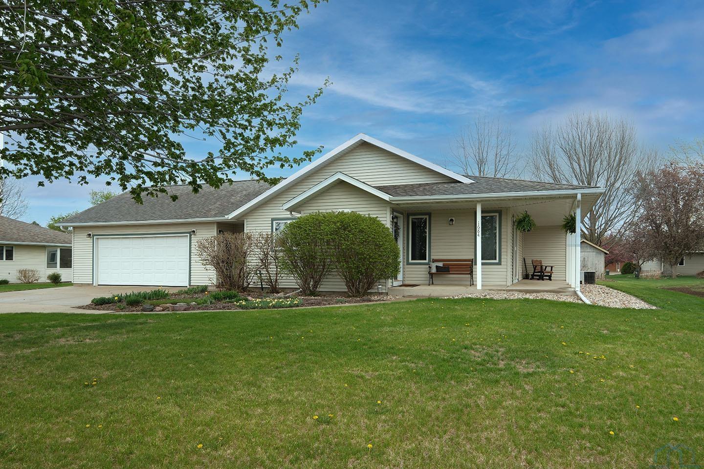 1684 2nd Avenue SE, Sioux Center, IA 51250 
