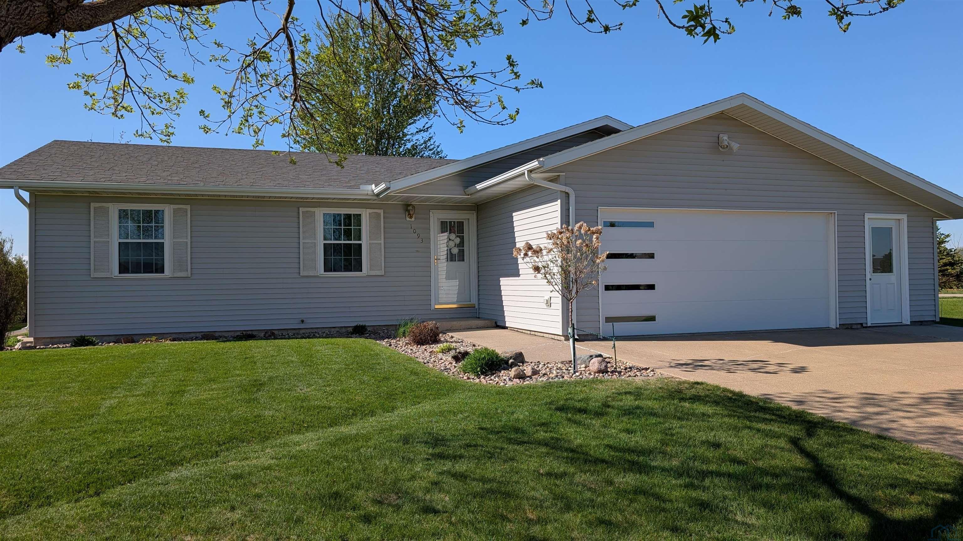 1093 12TH ST NE, Sioux Center, IA 51250 