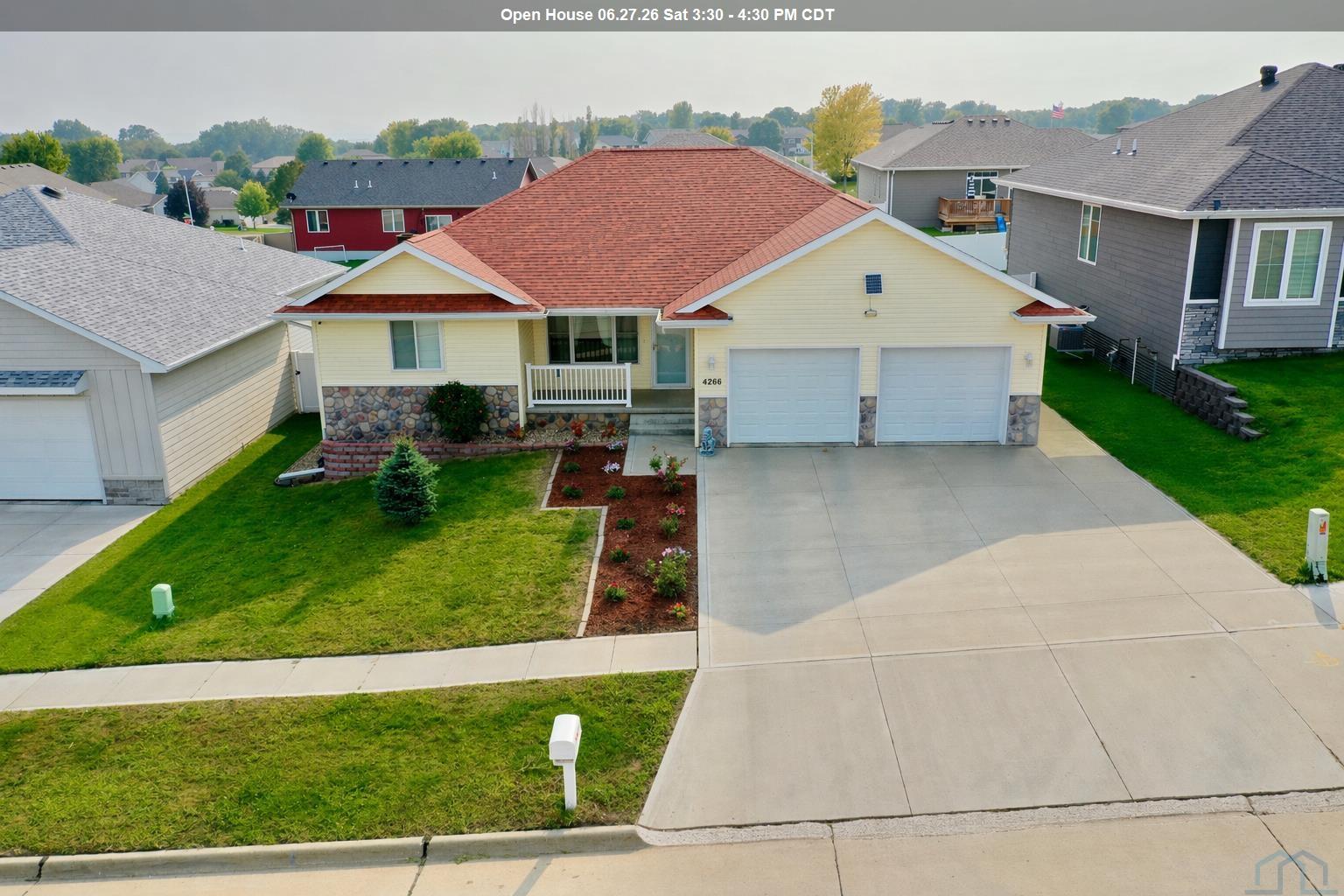 4266 Fieldcrest Dr, Sioux City, IA 51103 