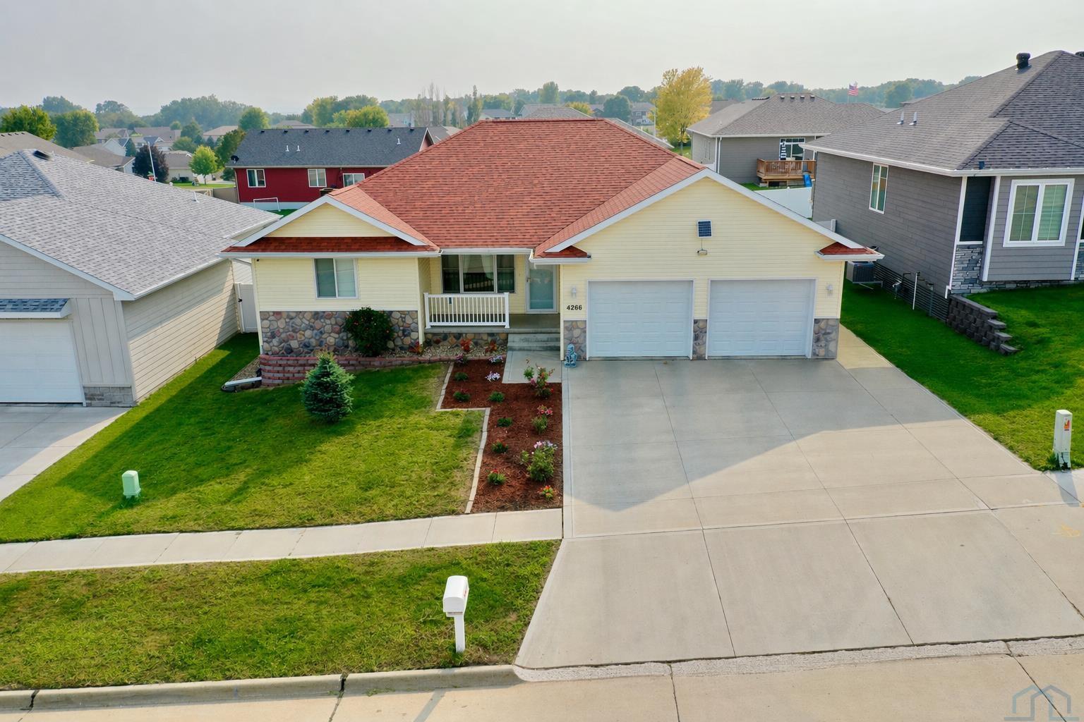 4266 Fieldcrest Dr, Sioux City, IA 51103 