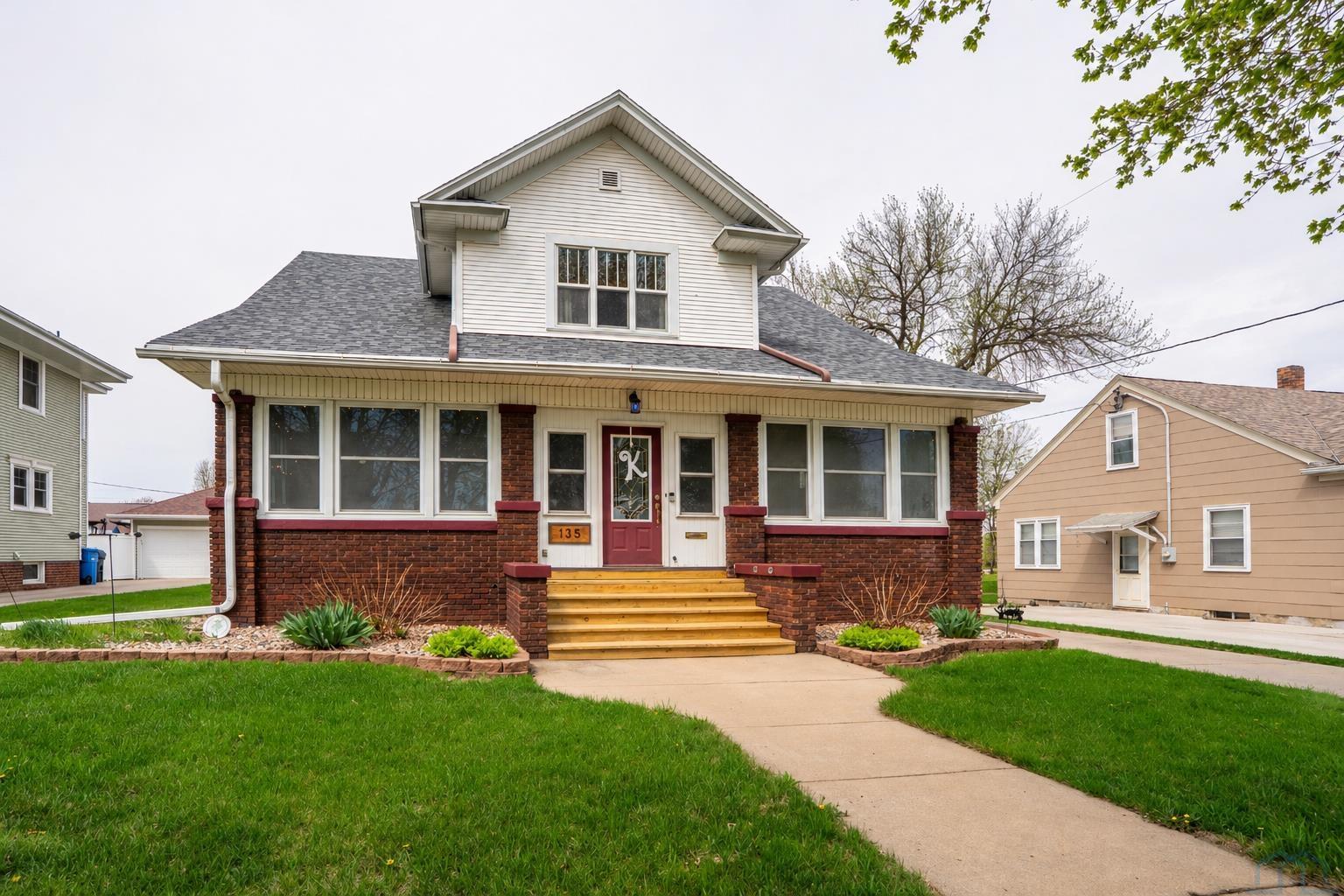 135 6th Ave NE, LeMars, IA 51031 