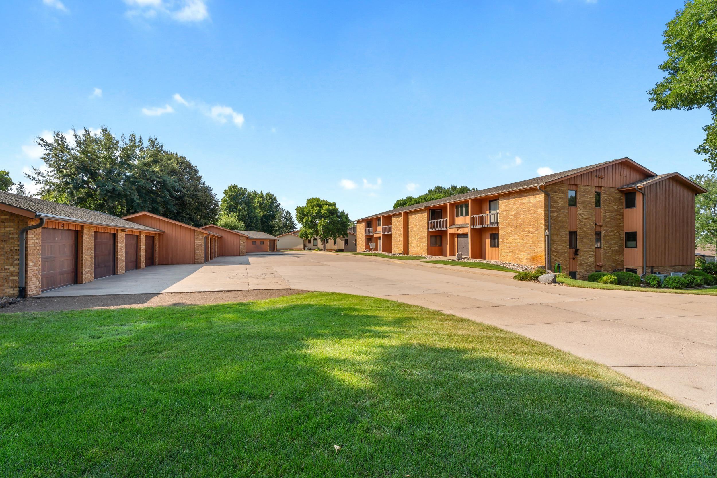 300 25th E #9, Yankton, SD 57078 