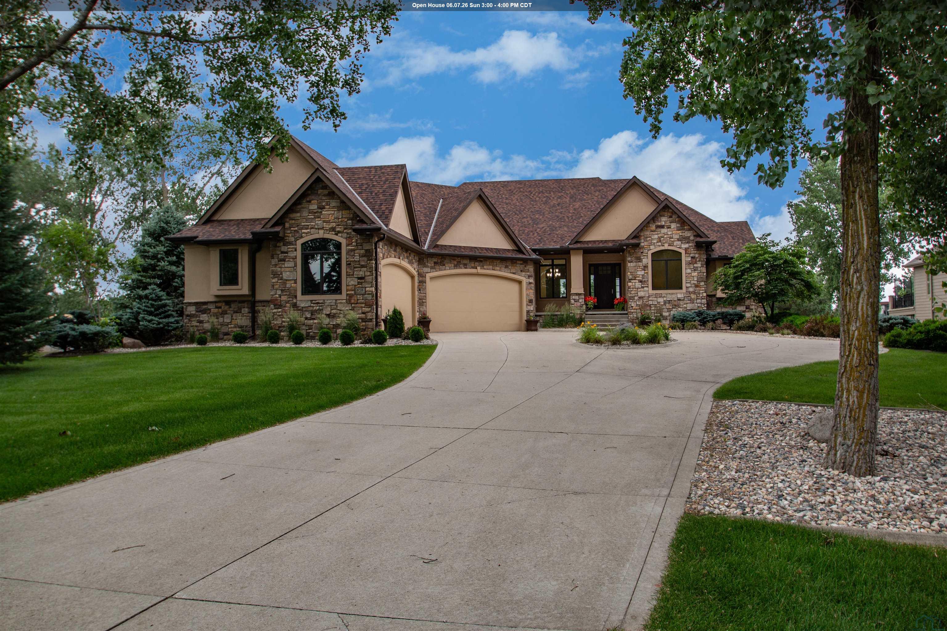 858 Sawgrass Trail E, Dakota Dunes, SD 57049 
