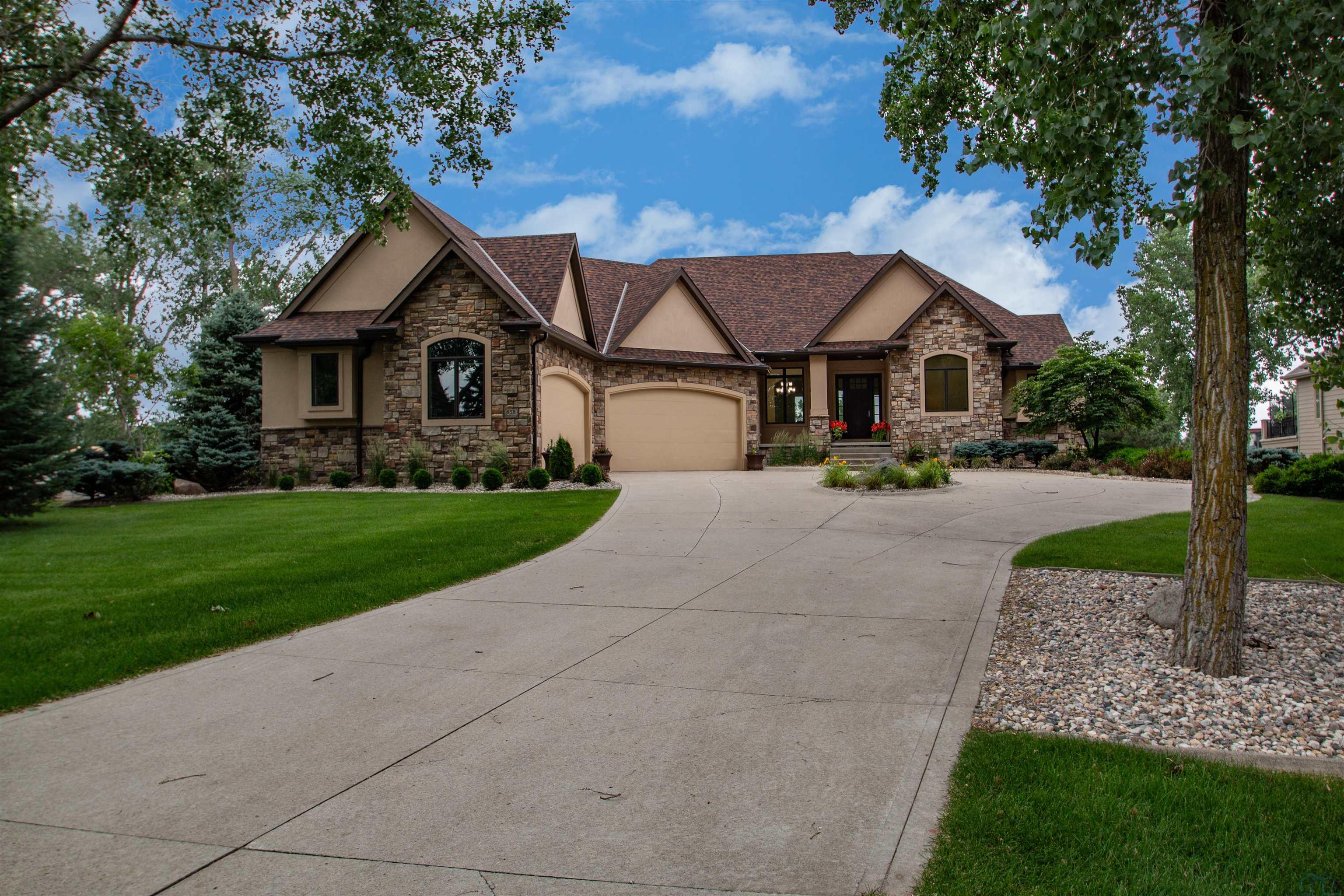 858 Sawgrass Trail E, Dakota Dunes, SD 57049 