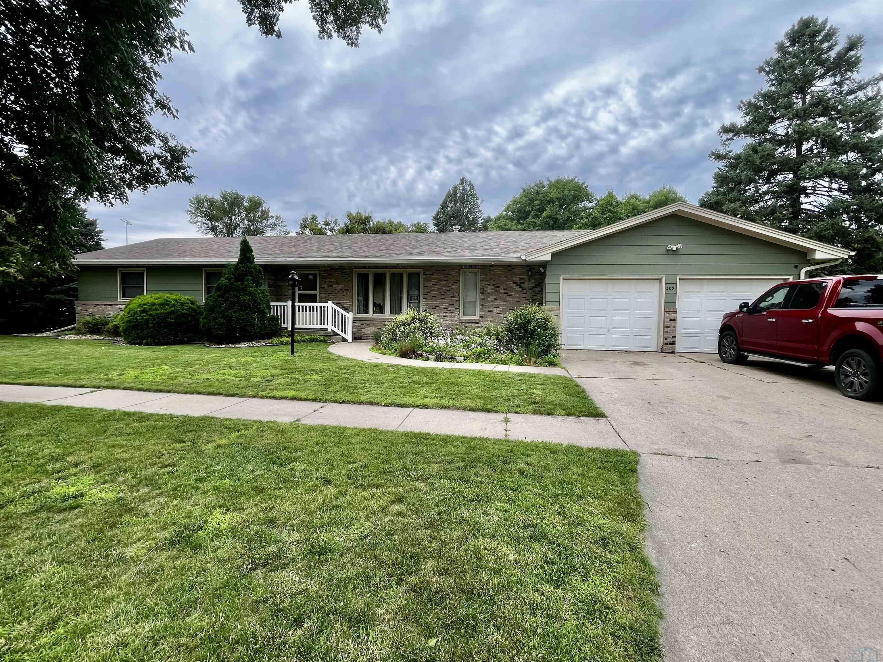309 Franklin St S, Elk Point, SD 57025 