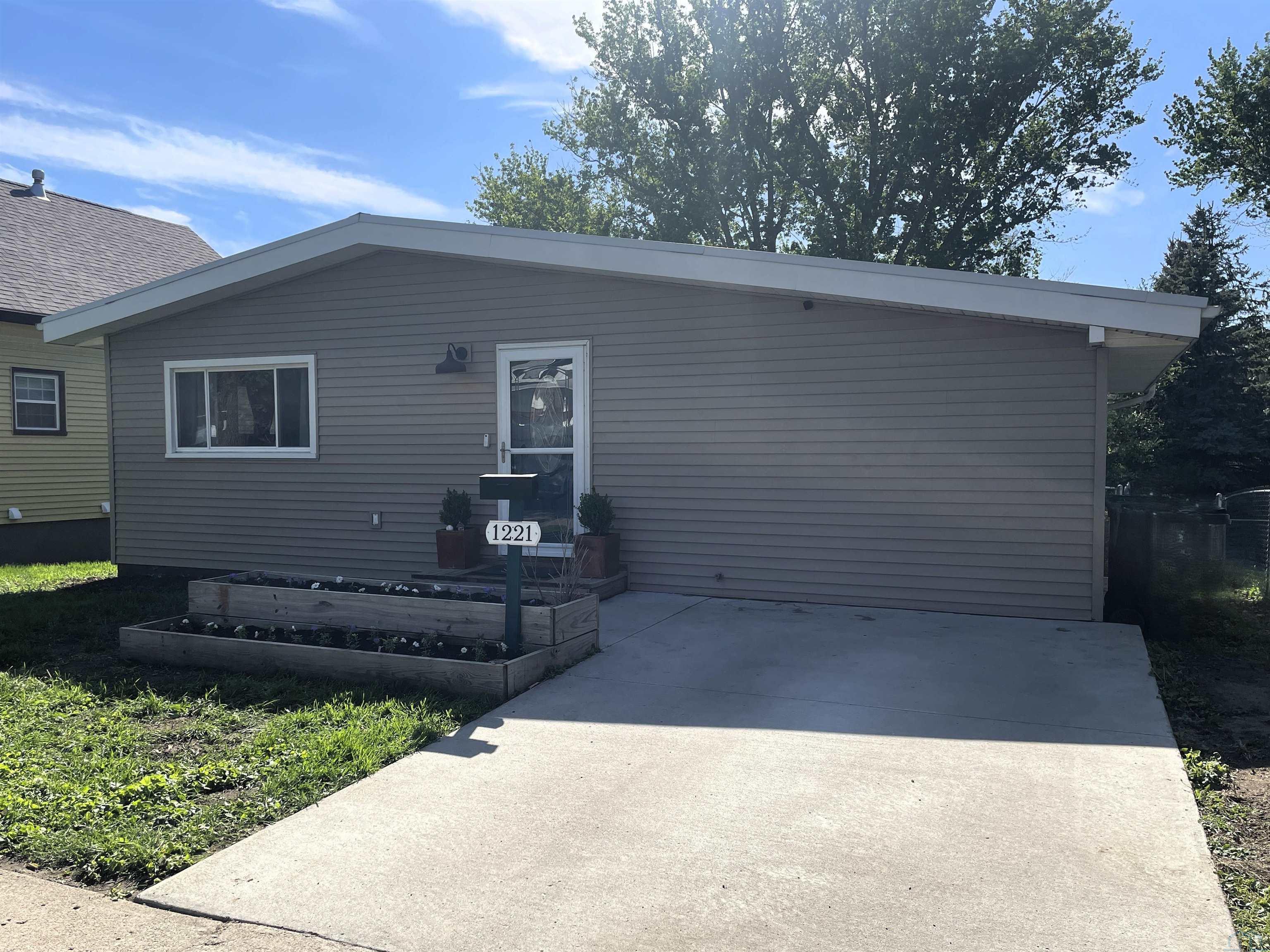 1221 Helen St S, Sioux City, IA 51106 
