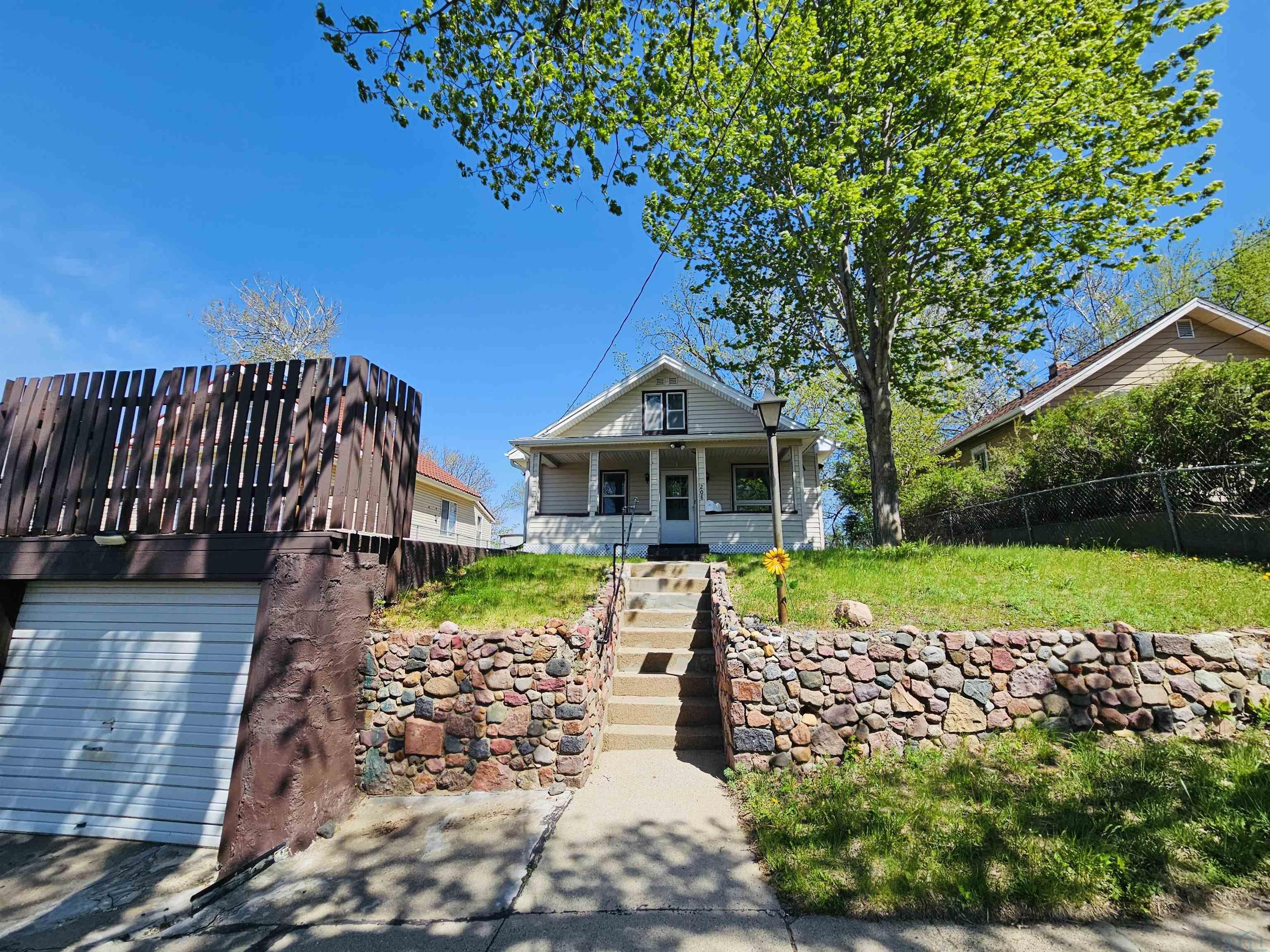 208 Leonard St S, Sioux City, IA 51103 