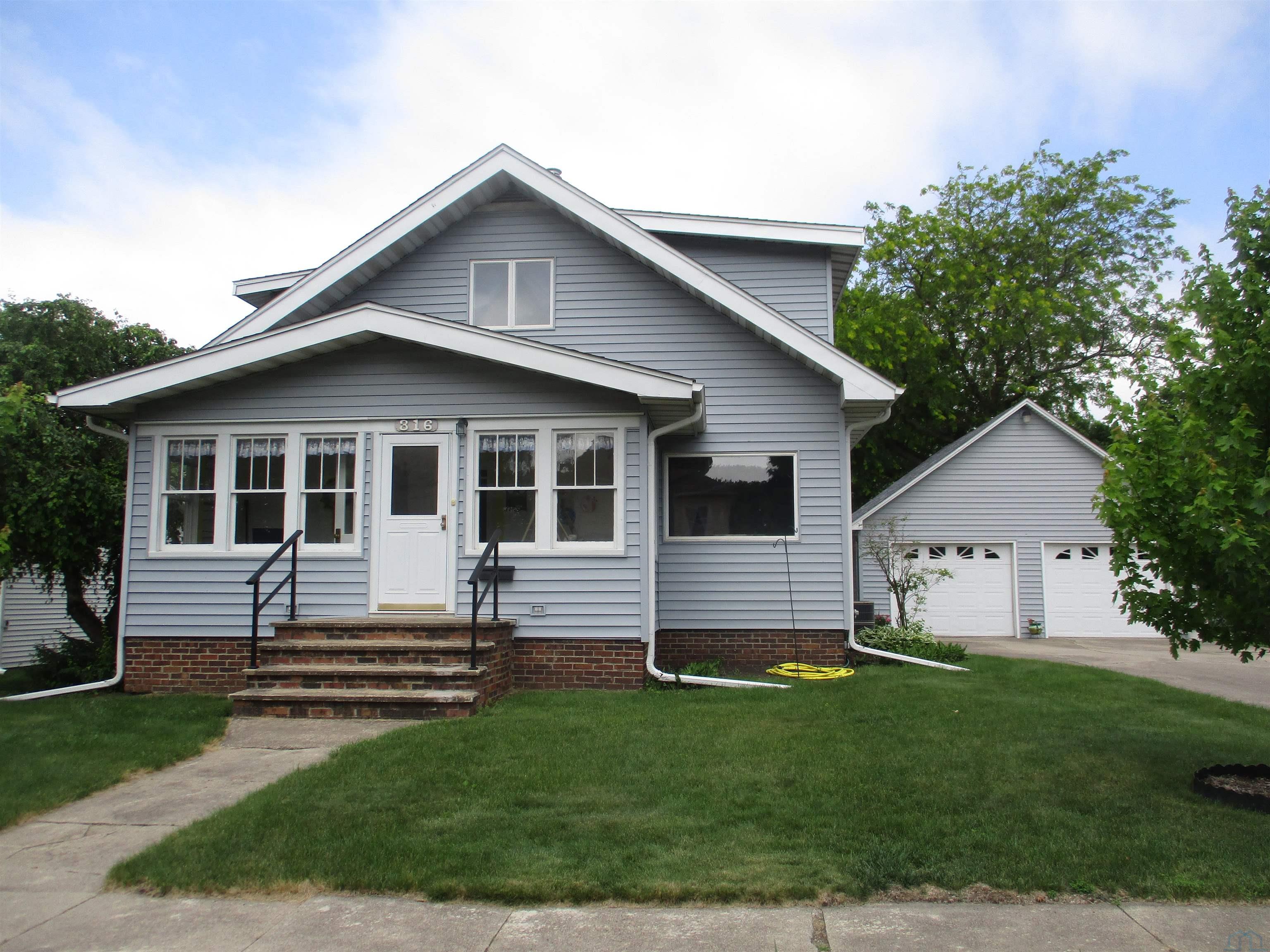 316 1st S, Laurens, IA 50554- 