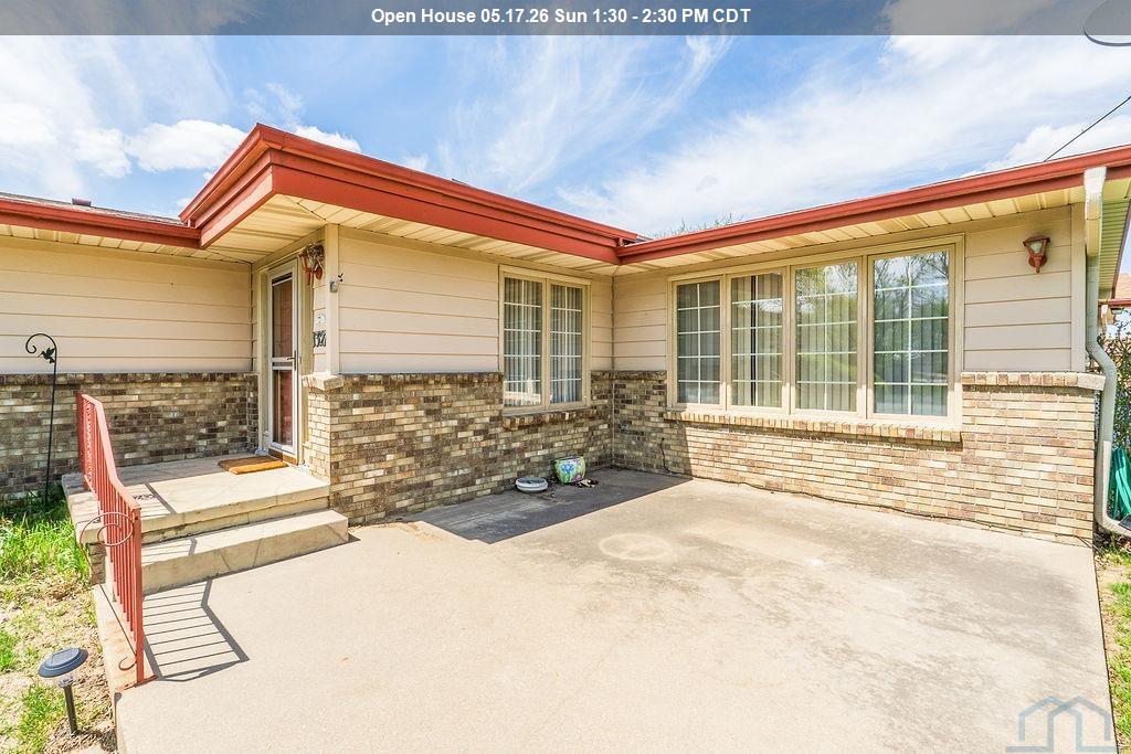 1327 HIAWATHA TRL, Sioux City, IA 51104 