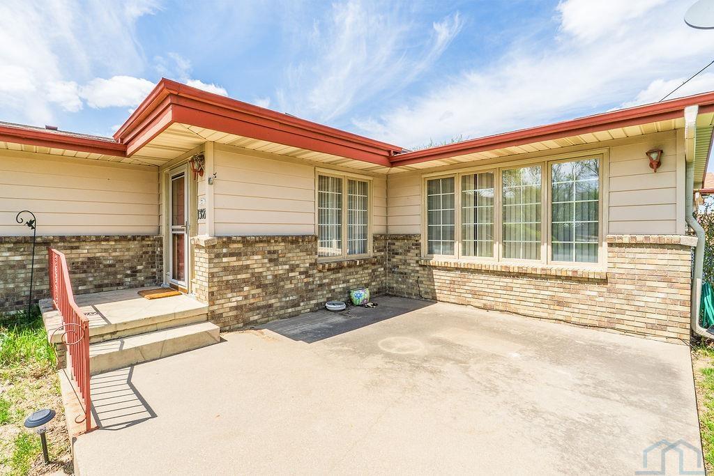 1327 HIAWATHA TRL, Sioux City, IA 51104 