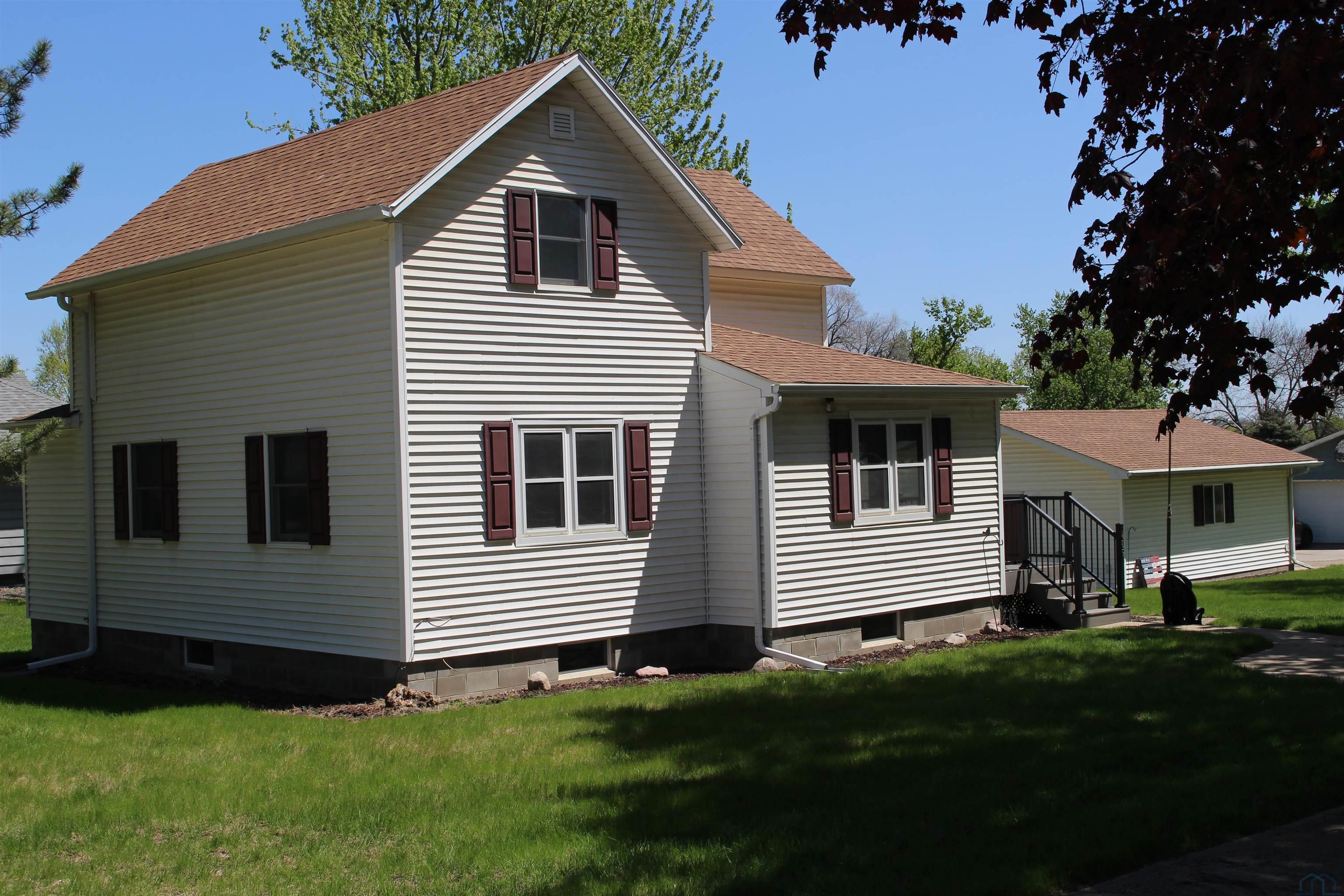 409 12th St						  						 , Alton						 , IA						  51003						  