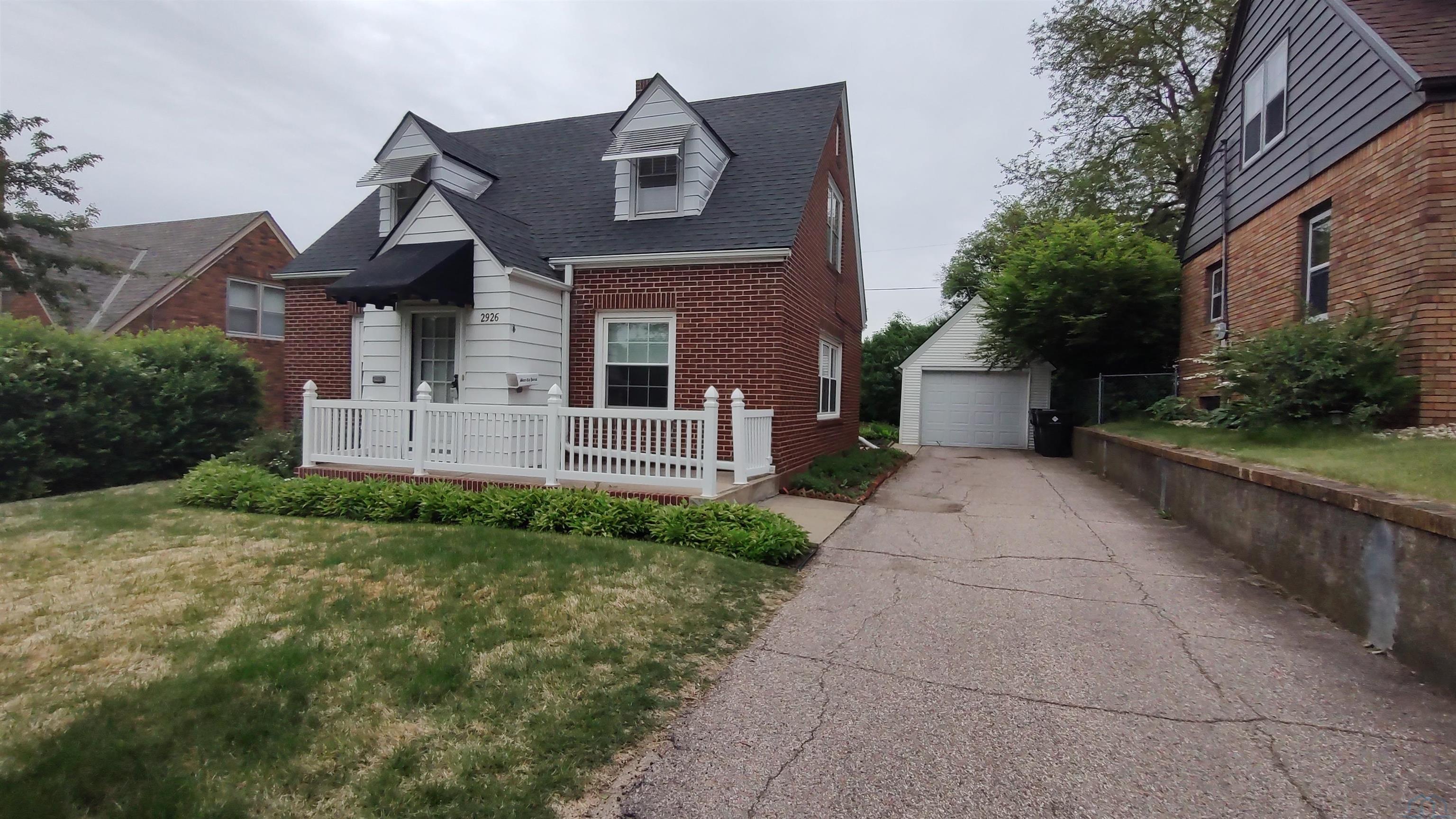 2926 Douglas, Sioux City, IA 51104 